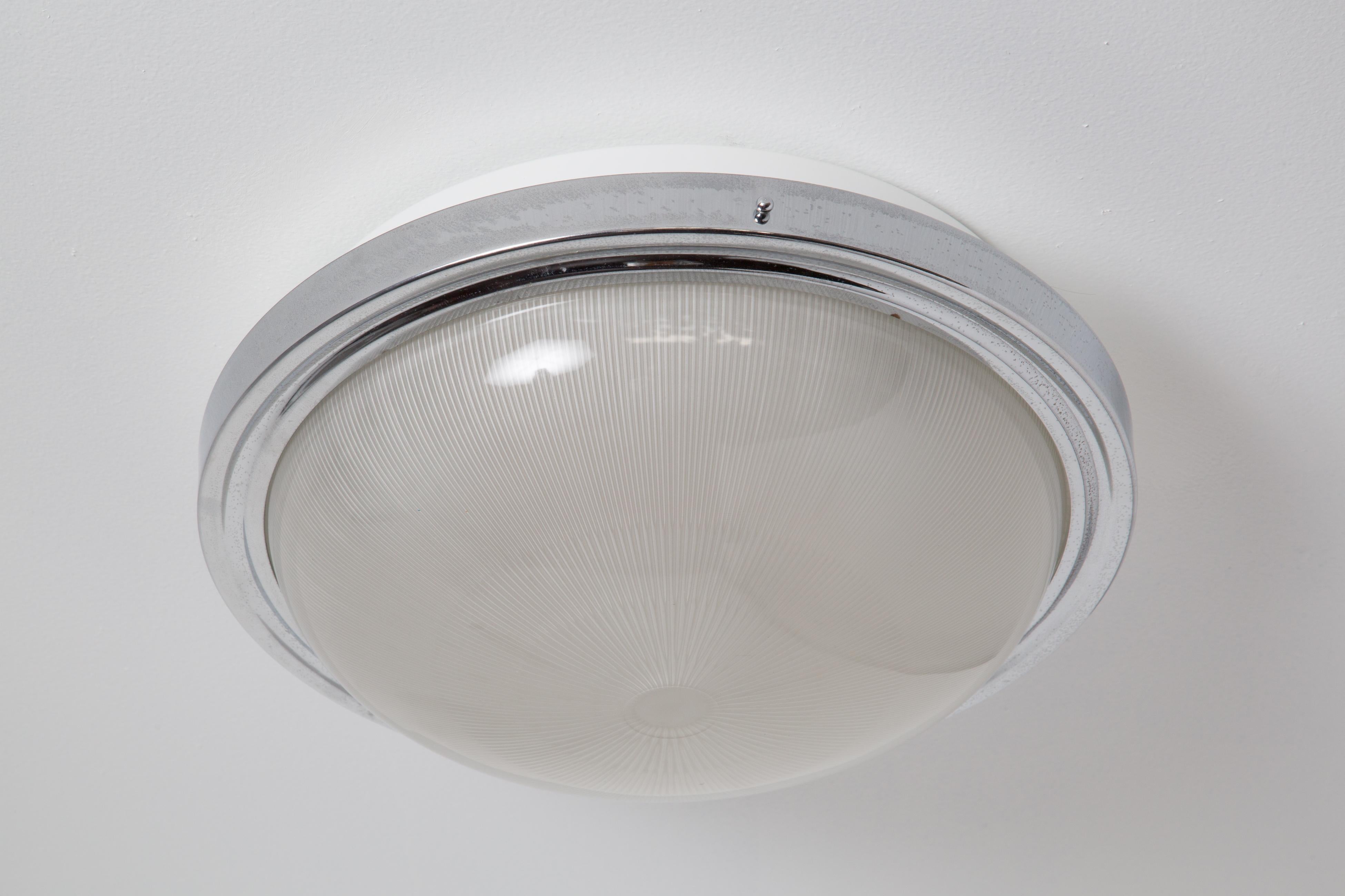 Große 1960er Sergio Mazza Decken- oder Wandleuchte aus Glas und Metall für Artemide im Zustand „Gut“ im Angebot in Glendale, CA