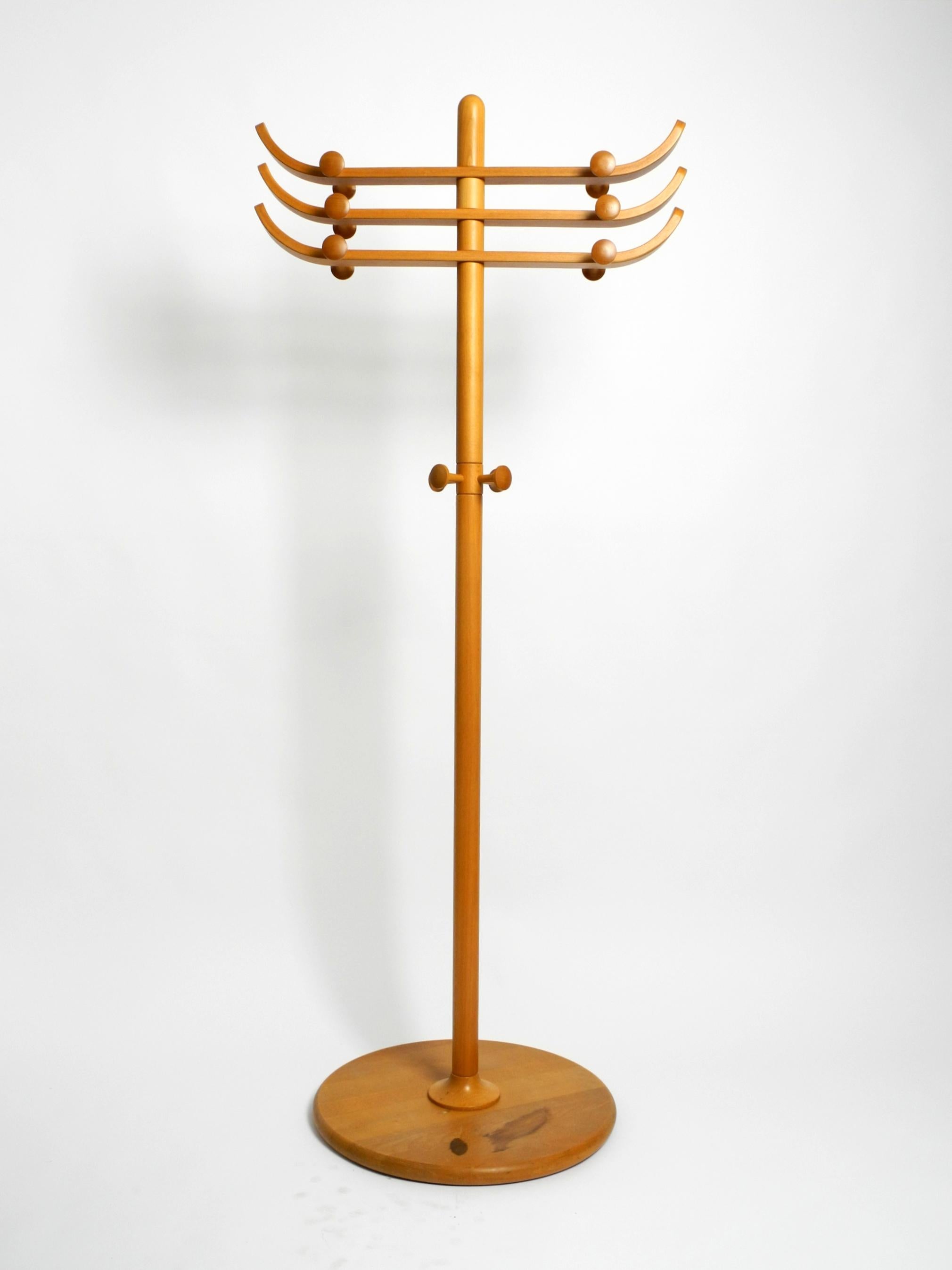 Magnifique grand porte-manteau des années 1960 par Aksel Kjersgaard pour Odder Mobler.
Fabriqué en bois de hêtre massif et lourd. Fabriqué au Danemark.
Un design scandinave de grande qualité.
Les crochets situés en haut sont orientables en continu.