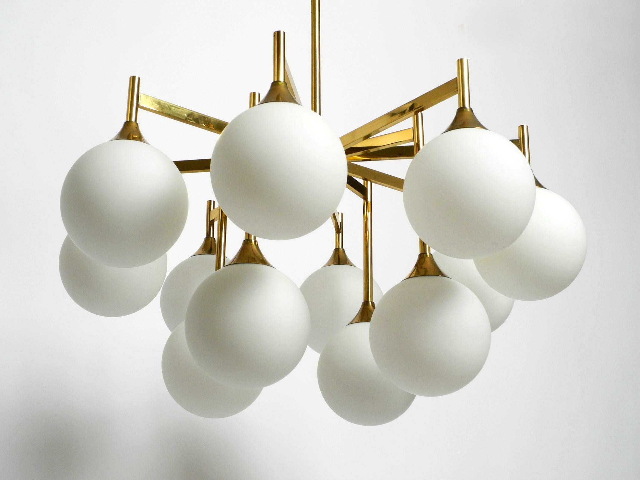 Tedesco Grande lampada da soffitto Kaiser del 1960 in ottone con 12 sfere di vetro bianco