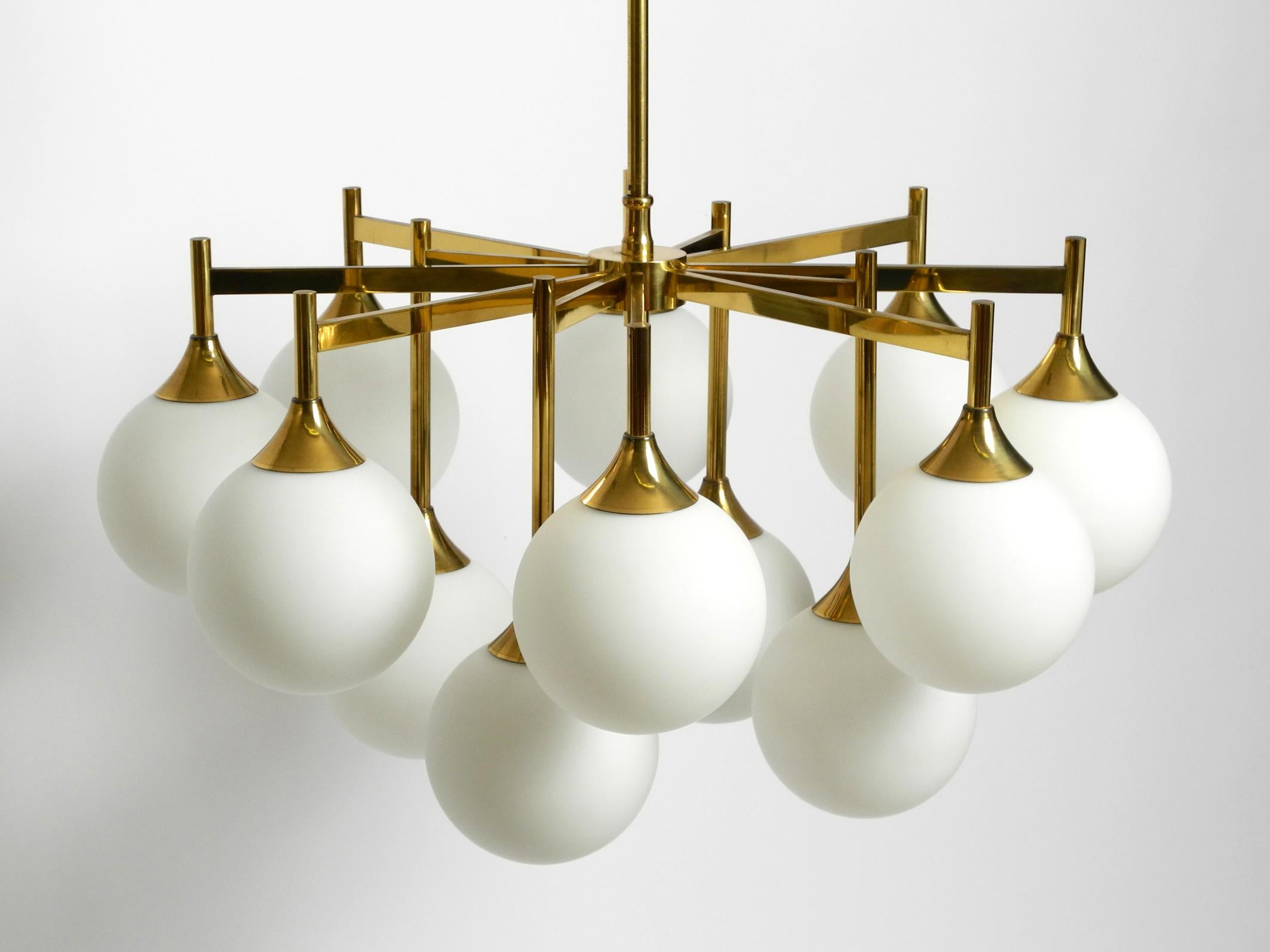 Ottone Grande lampada da soffitto Kaiser del 1960 in ottone con 12 sfere di vetro bianco