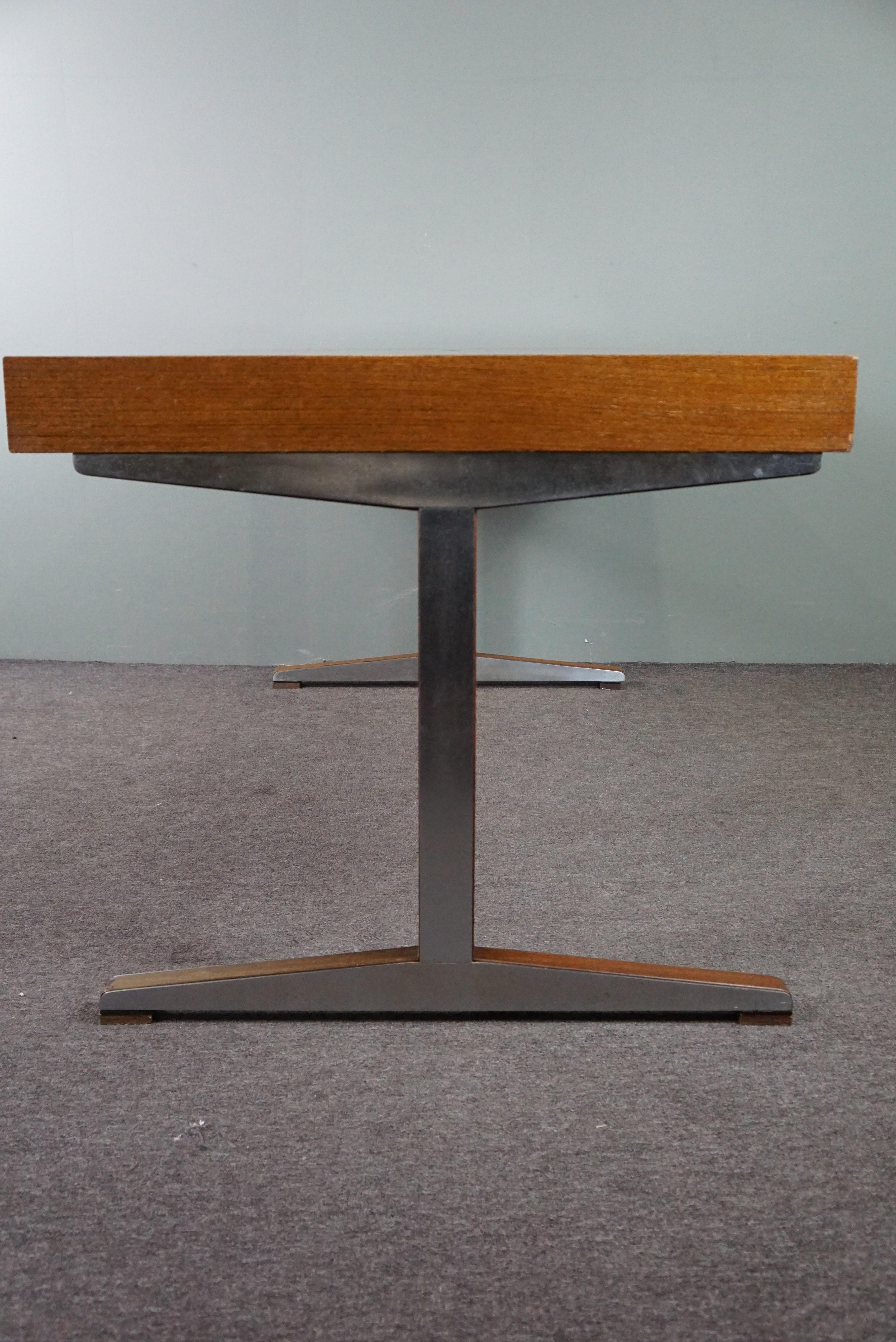Großer Schreibtisch im Vintage-Design der 1960er Jahre mit Eisengestell, 2 Schubladen und schönen Details im Angebot 2
