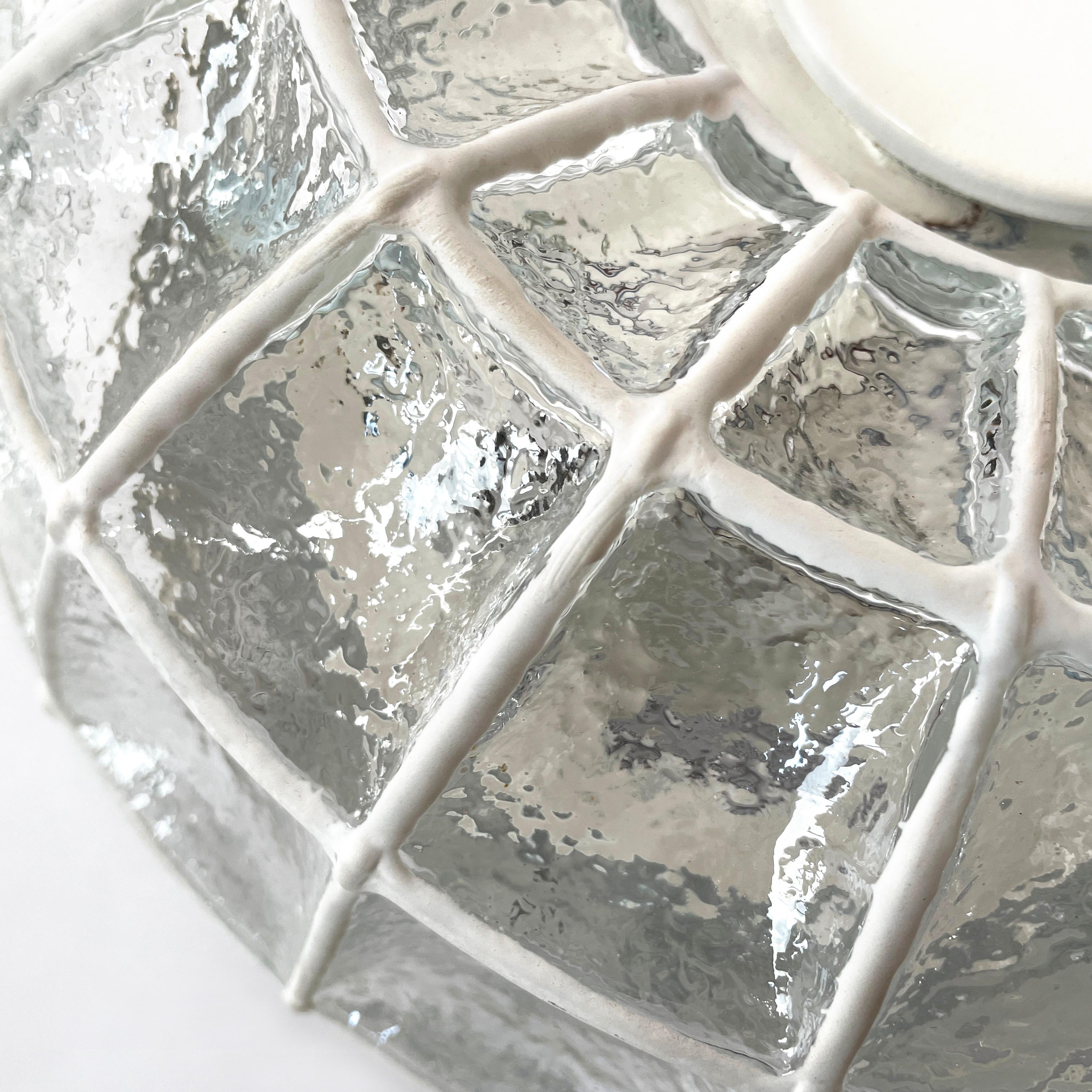 Gran lámpara de techo de hierro blanco y cristal transparente de los años 60, de Limburgo, Alemania Metal en venta