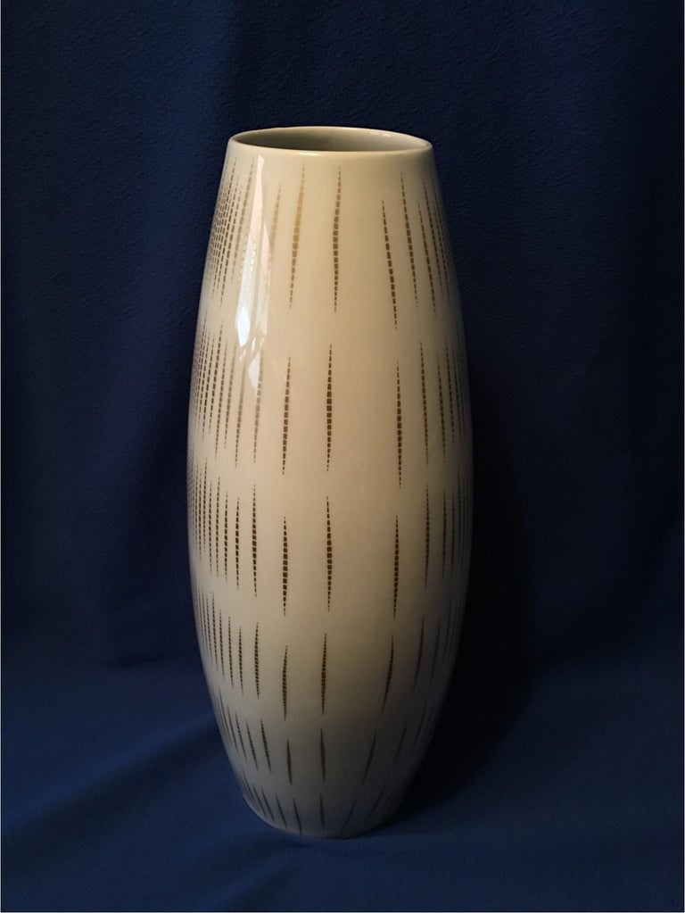 Large 1960s White Vase with Gold Stripes by Thomas of Rosenthal, Germany In Good Condition For Sale In Frisco, TX