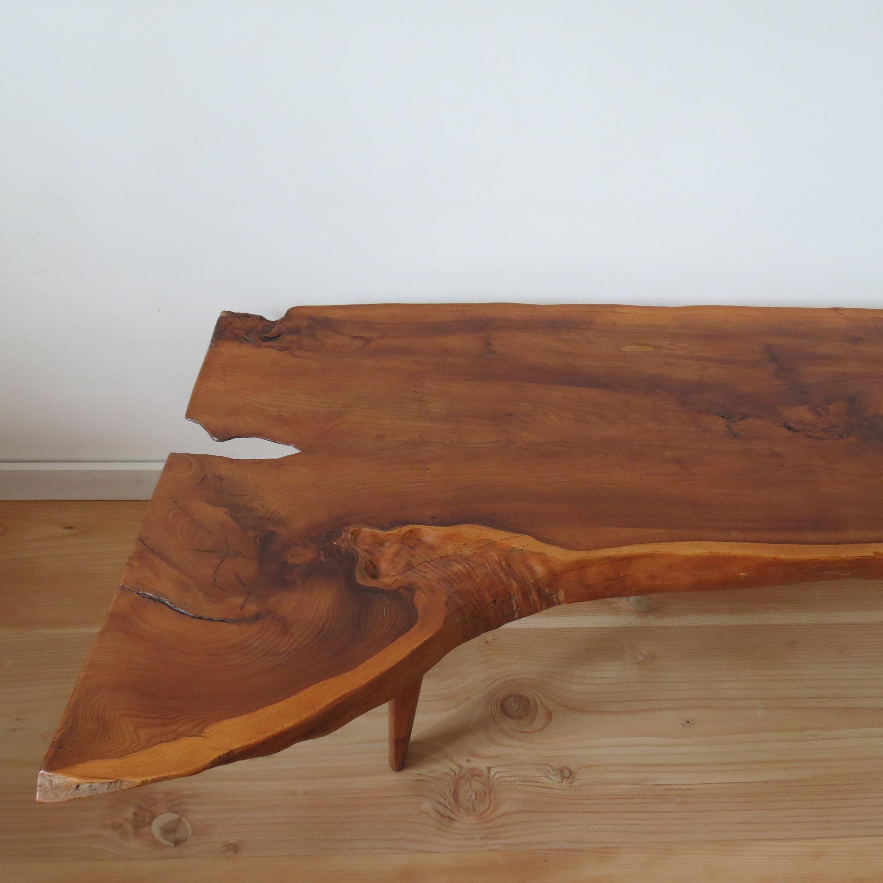 Large 1960s Yew Wood Waney Edge Live Edge Natural Coffee Table In Good Condition In Stow on the Wold, GB