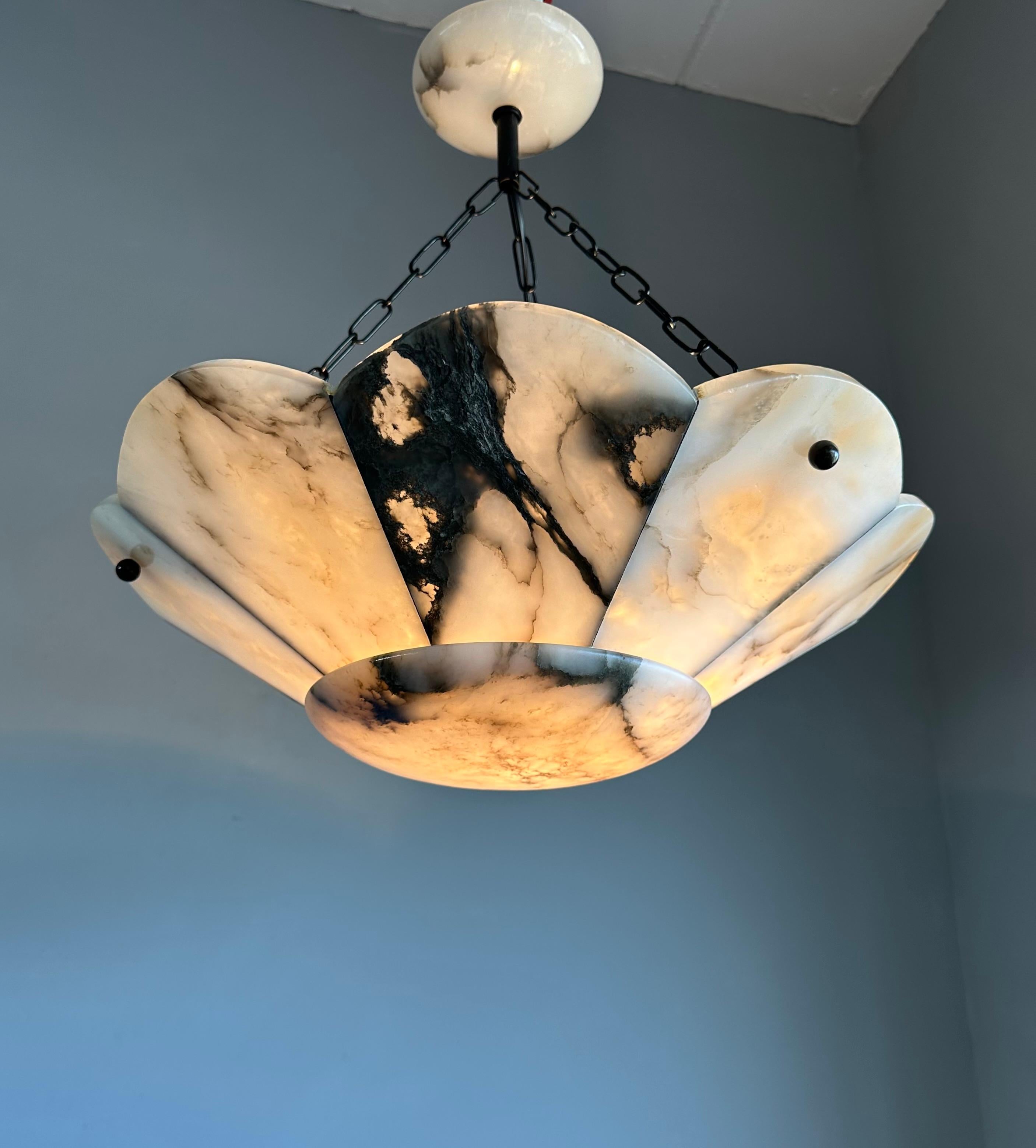 Grande pendente a forma di fiore stilizzato in alabastro bianco e nero Art Deco 19.7Ø in vendita 4
