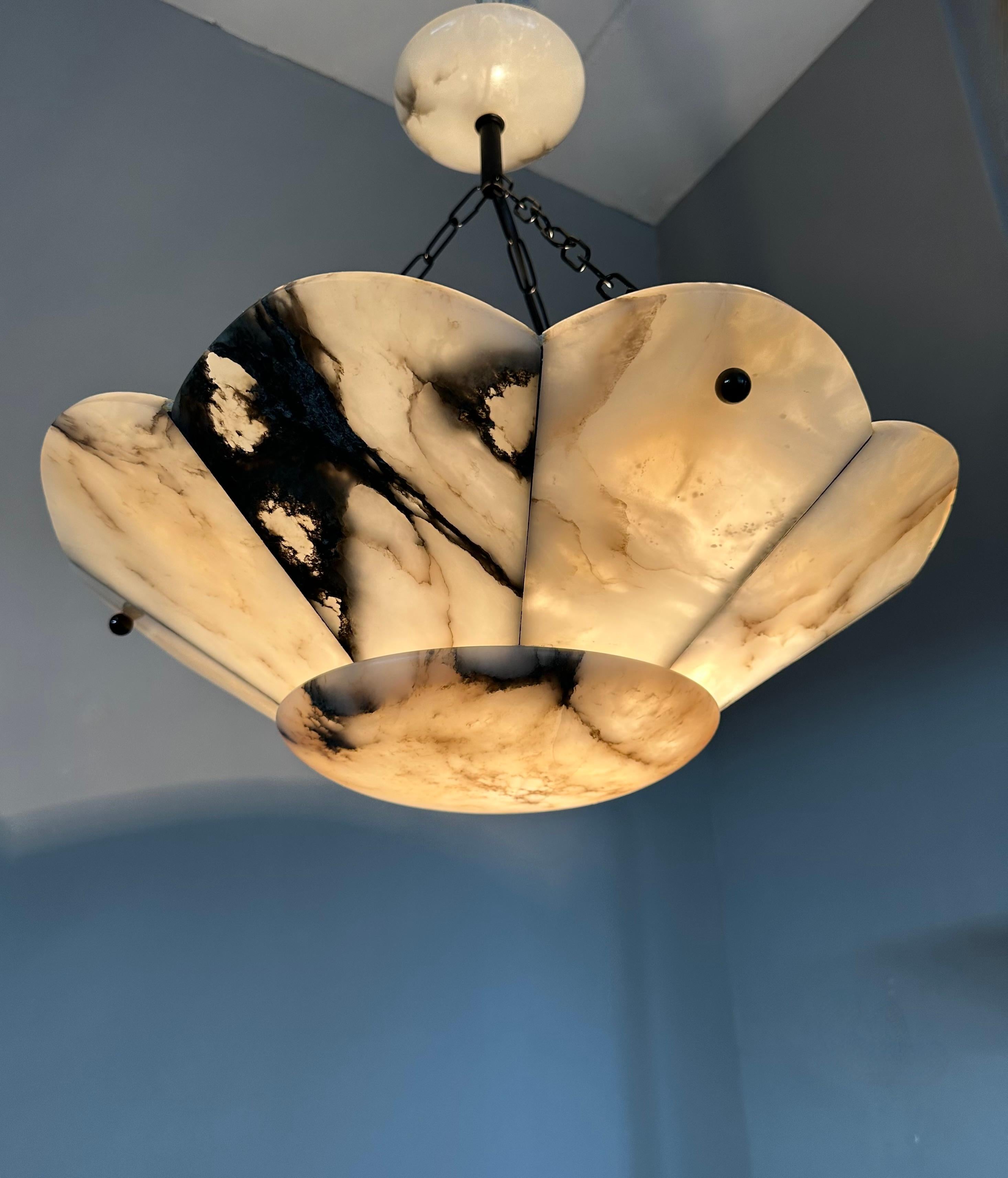 Grande pendente a forma di fiore stilizzato in alabastro bianco e nero Art Deco 19.7Ø in vendita 5