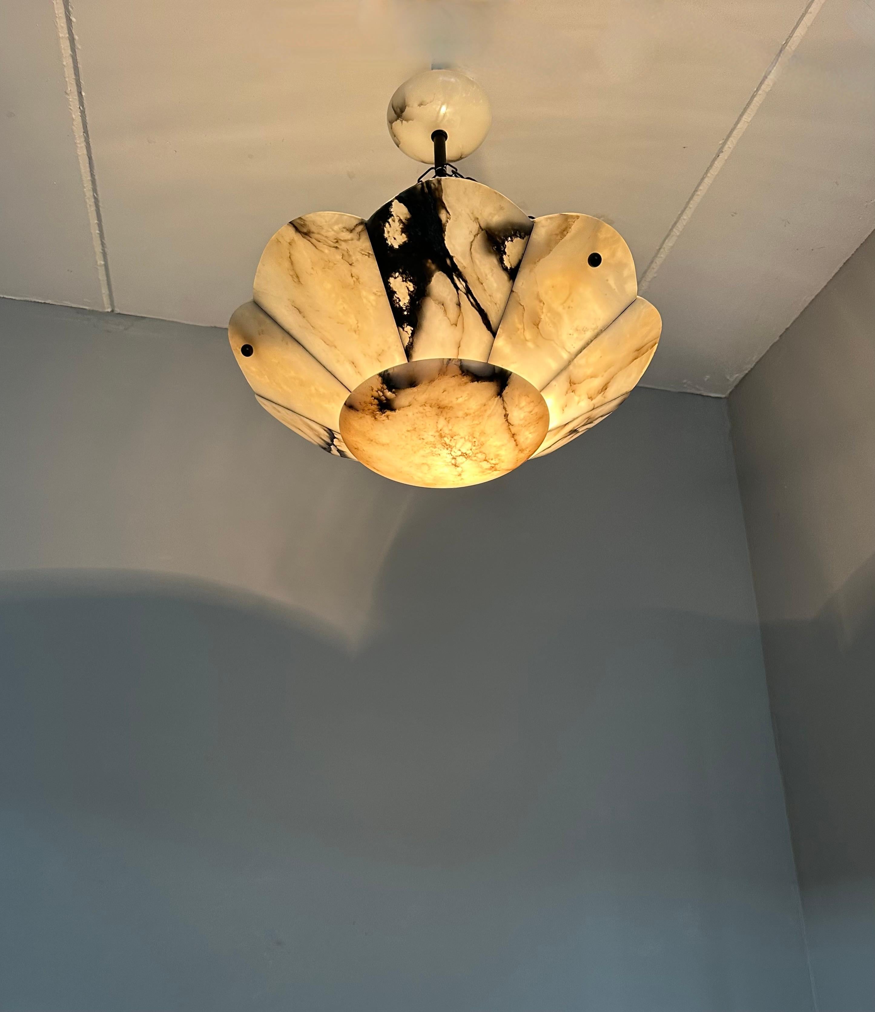 Grande pendente a forma di fiore stilizzato in alabastro bianco e nero Art Deco 19.7Ø in vendita 8
