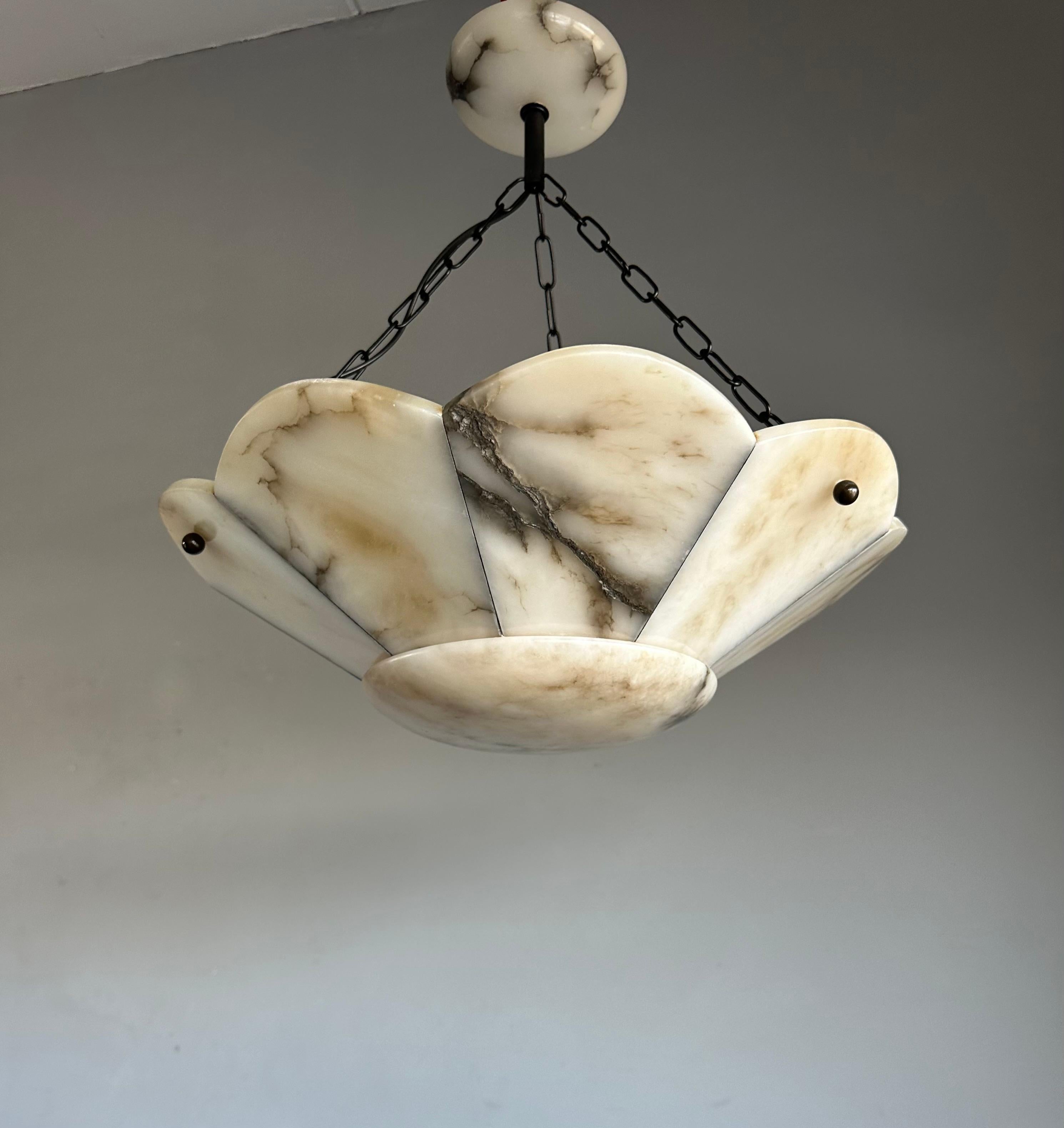 Lampadario Art Deco di alta classe con paralume a fiore stilizzato e baldacchino perfettamente abbinato.

Grazie alle sue grandi dimensioni e alle sue superbe condizioni, questo lampadario a tre luci in alabastro illuminerà le tue giornate e le tue