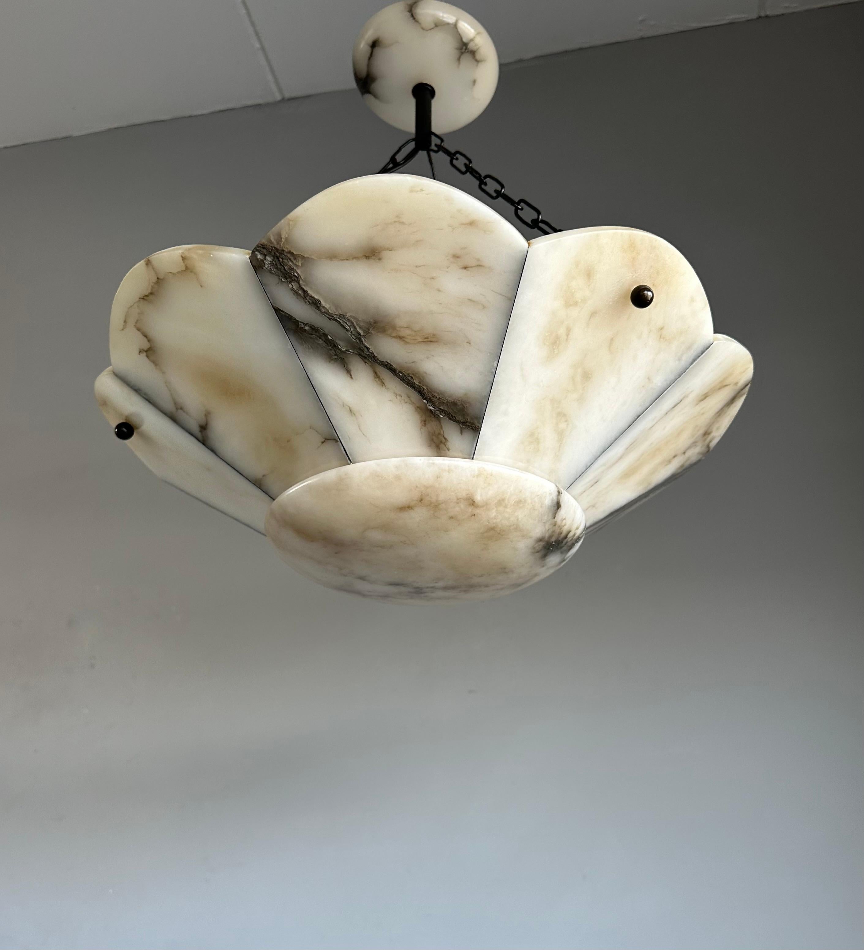 Art Déco Grande pendente a forma di fiore stilizzato in alabastro bianco e nero Art Deco 19.7Ø in vendita