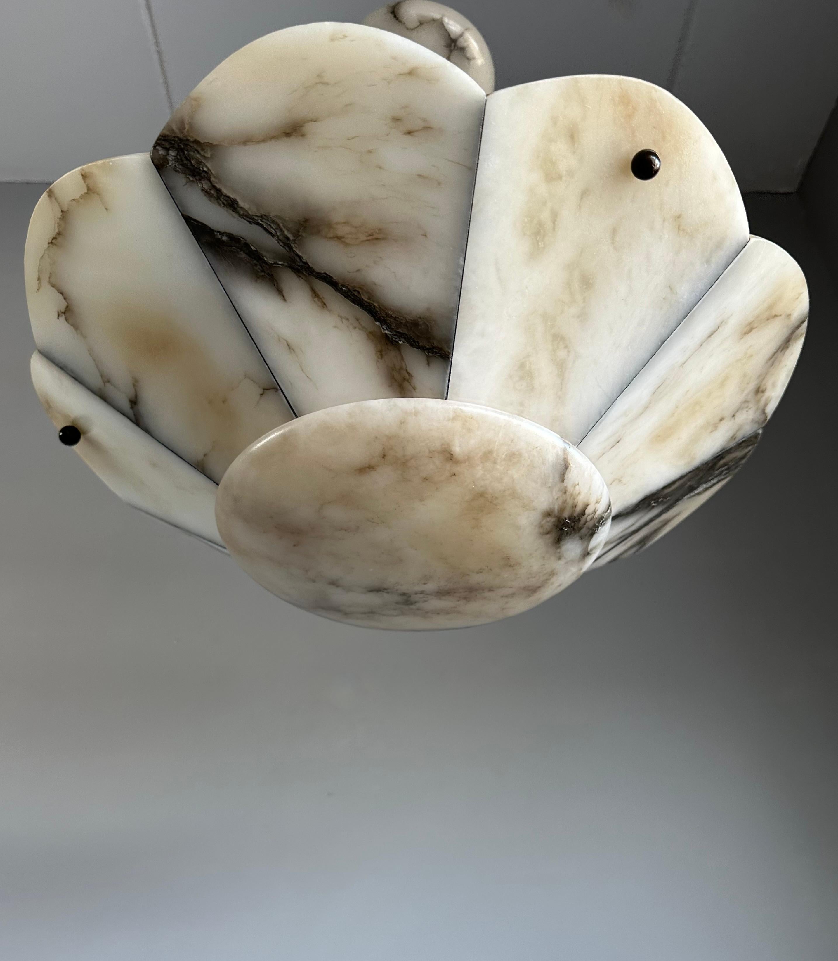 Europeo Grande pendente a forma di fiore stilizzato in alabastro bianco e nero Art Deco 19.7Ø in vendita