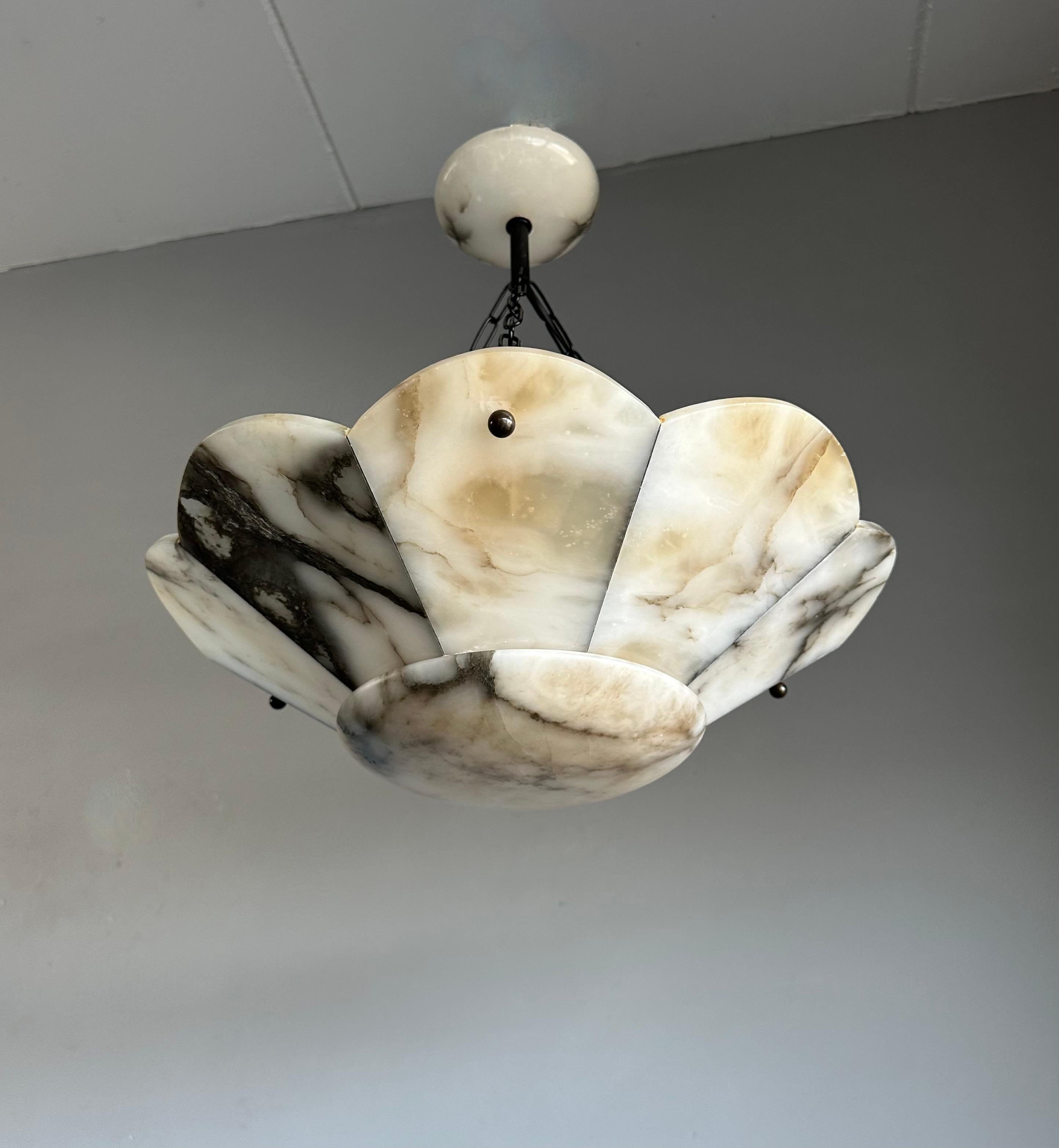 Annerito Grande pendente a forma di fiore stilizzato in alabastro bianco e nero Art Deco 19.7Ø in vendita