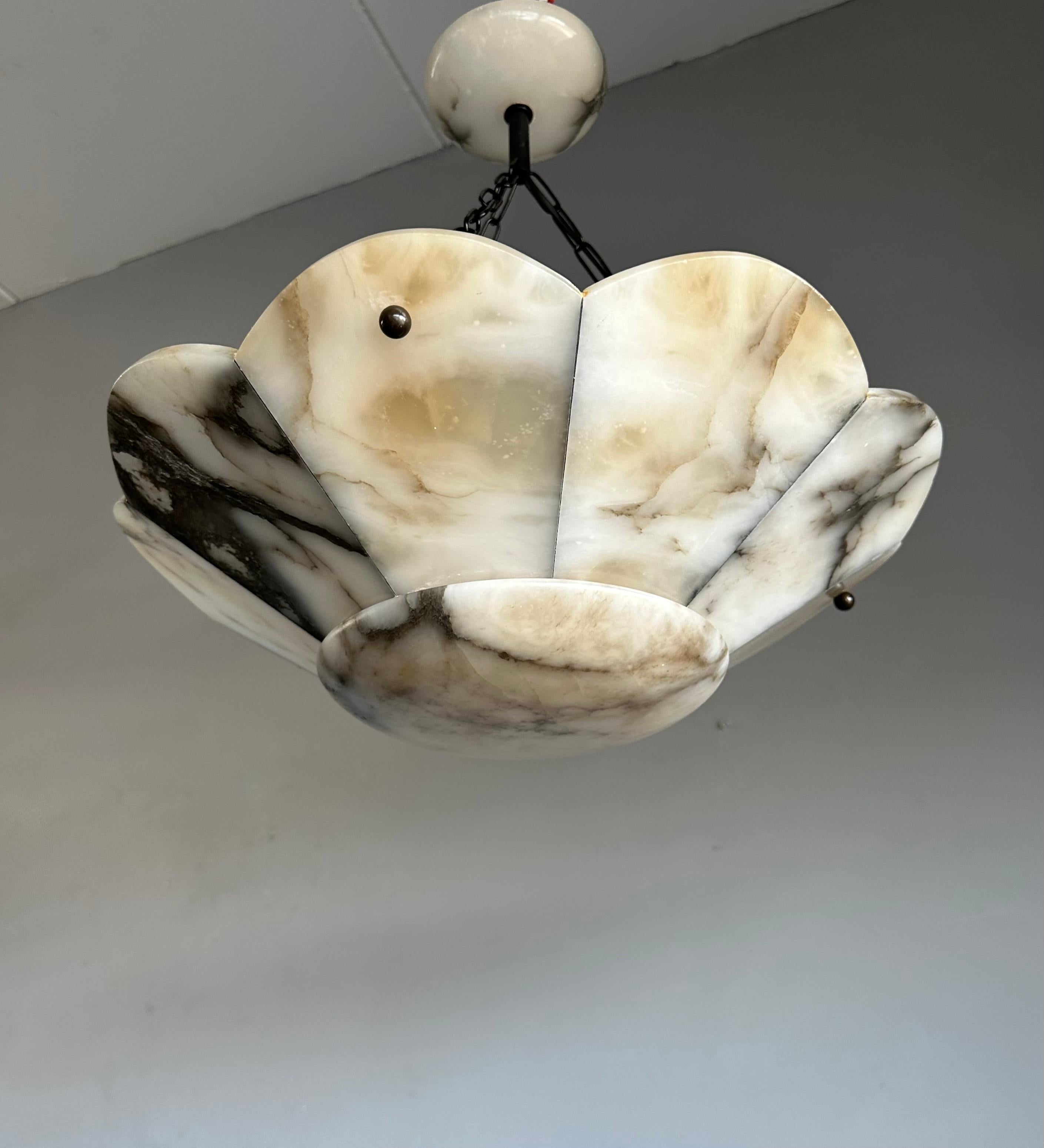 Grande pendente a forma di fiore stilizzato in alabastro bianco e nero Art Deco 19.7Ø In condizioni ottime in vendita a Lisse, NL