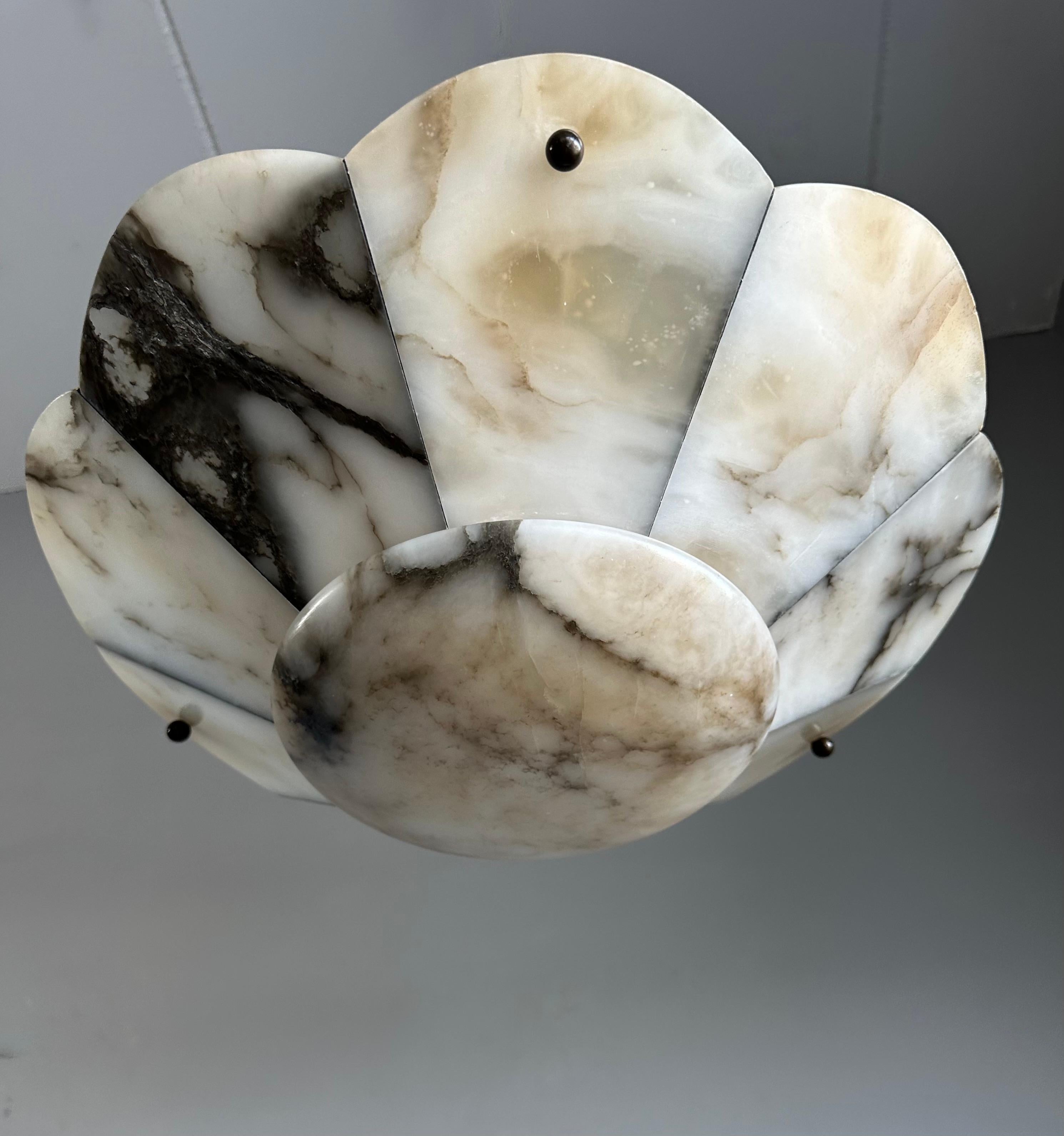 XX secolo Grande pendente a forma di fiore stilizzato in alabastro bianco e nero Art Deco 19.7Ø in vendita