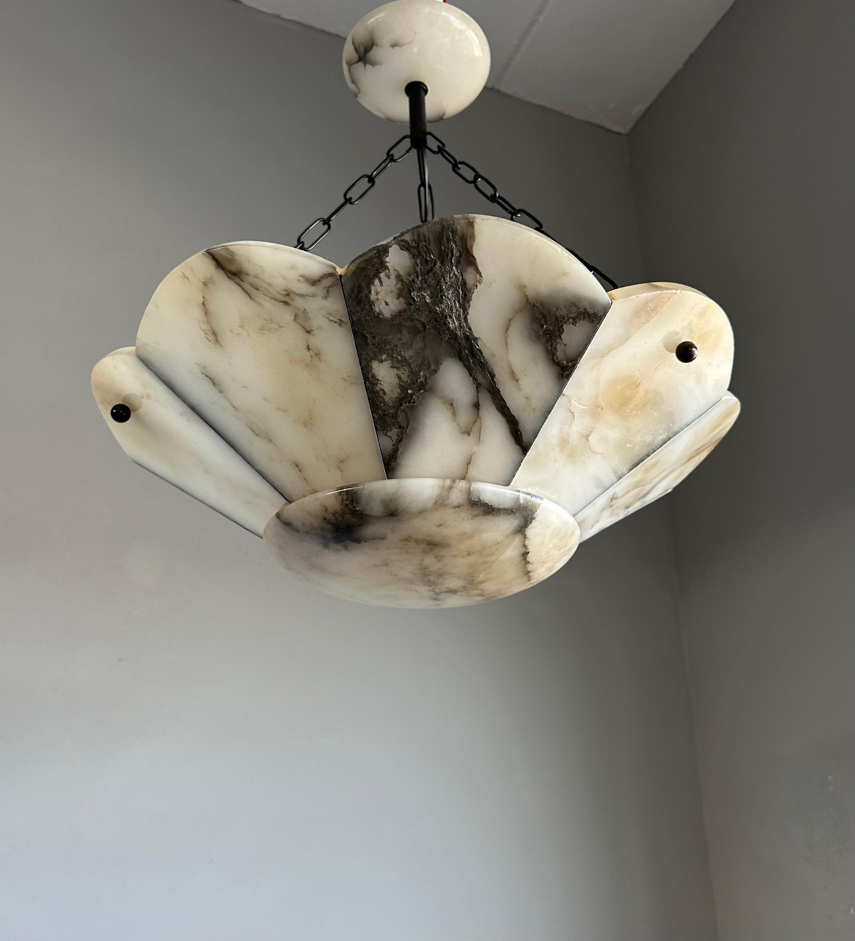 Grande pendente a forma di fiore stilizzato in alabastro bianco e nero Art Deco 19.7Ø in vendita 1