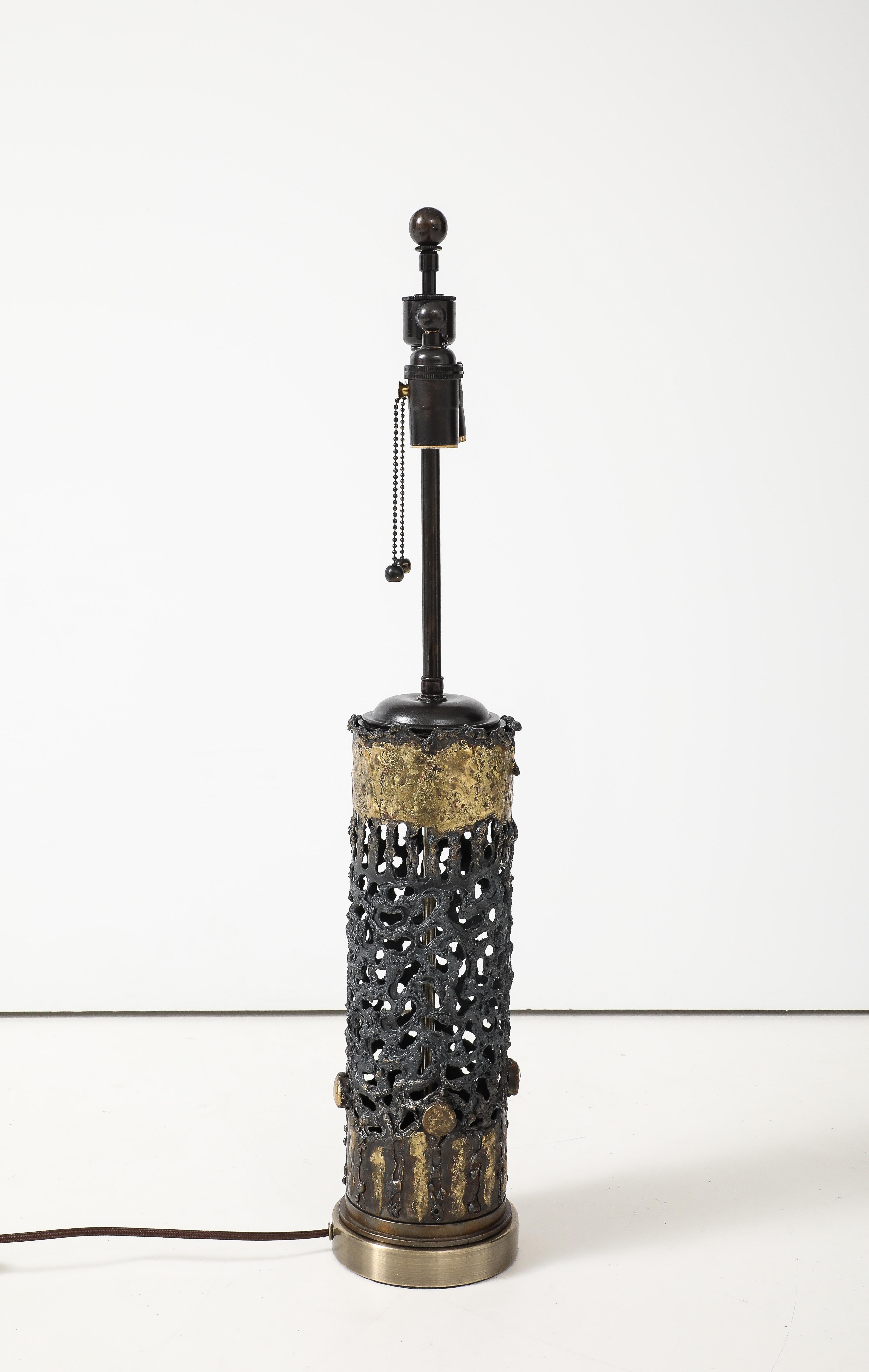 Große brutalistische Lampe aus vergoldetem Metall und Bronze aus den 1970er Jahren. (Brutalismus) im Angebot