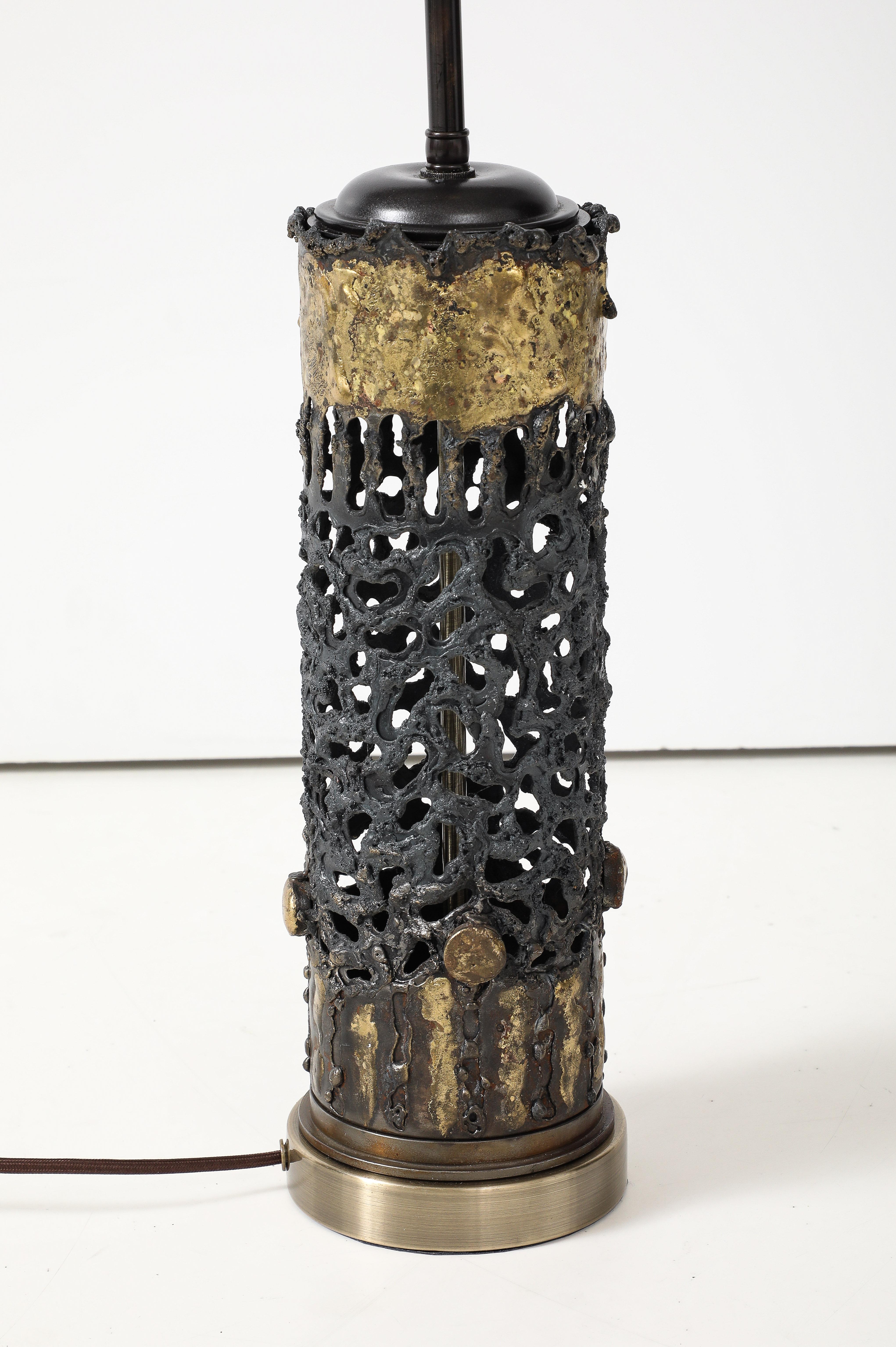 Große brutalistische Lampe aus vergoldetem Metall und Bronze aus den 1970er Jahren. (Ende des 20. Jahrhunderts) im Angebot