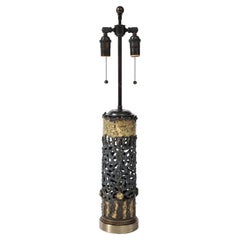 Grande lampe brutaliste des années 1970 en métal doré et bronze.