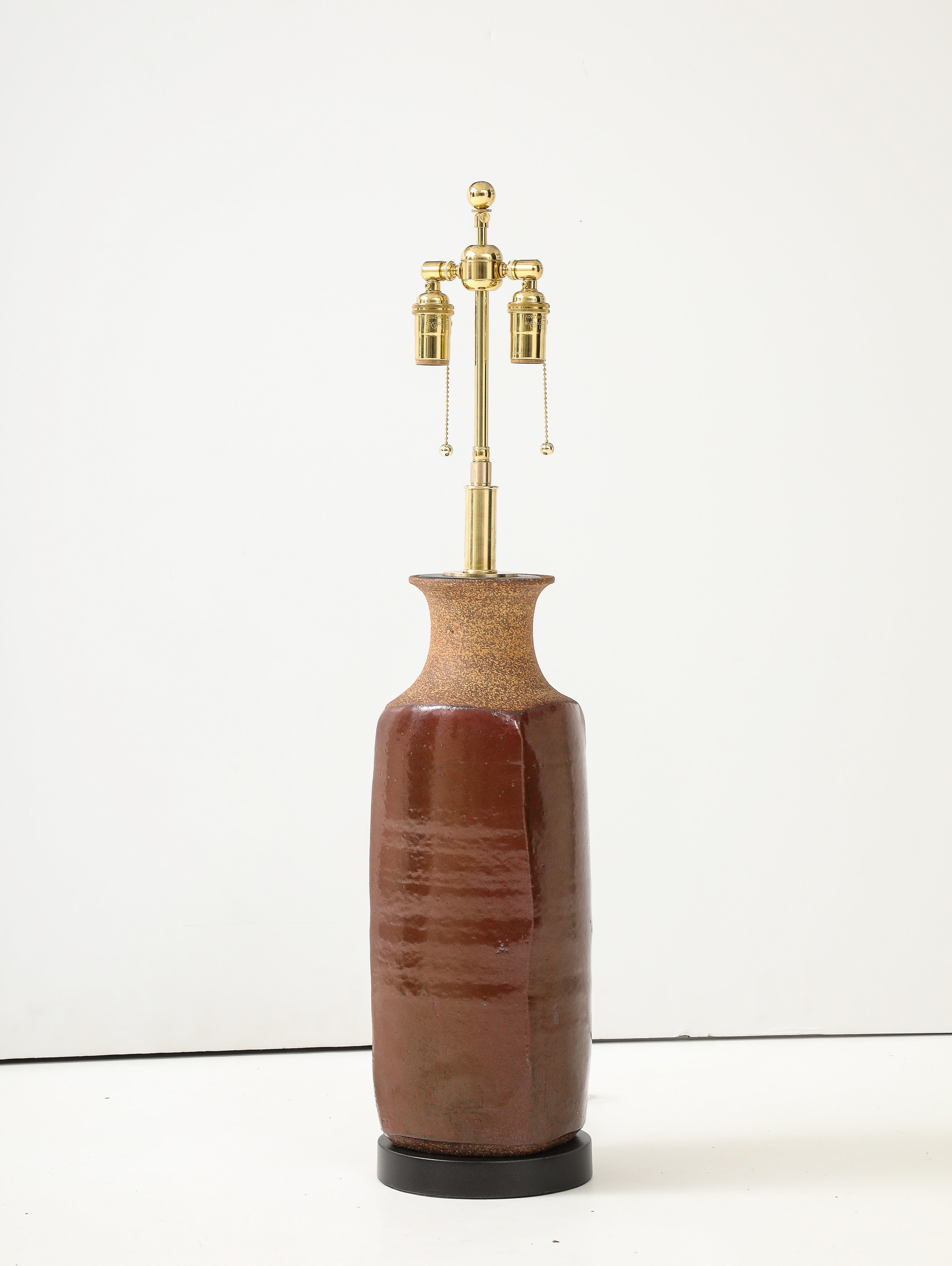Merveilleuse grande californienne des années 1970  lampe en poterie de Brent Bennett.
Le grand pied de lampe en poterie organique de forme carrée a été émaillé de différentes couleurs.
 Les couleurs sont celles de la terre et reposent sur un socle