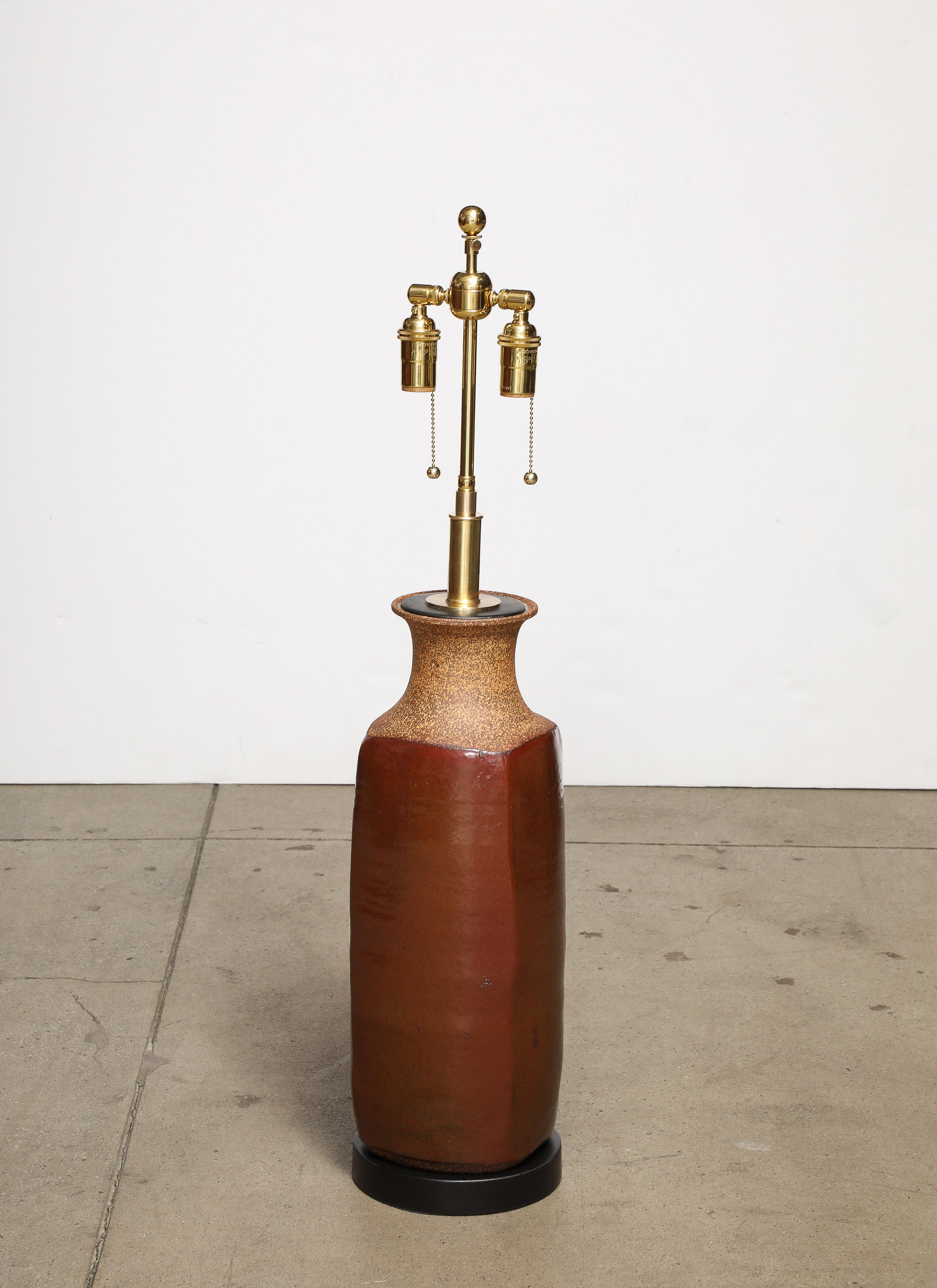 Américain Grande lampe en poterie californienne des années 1970 par l'artiste céramiste The Brent Bennetts en vente