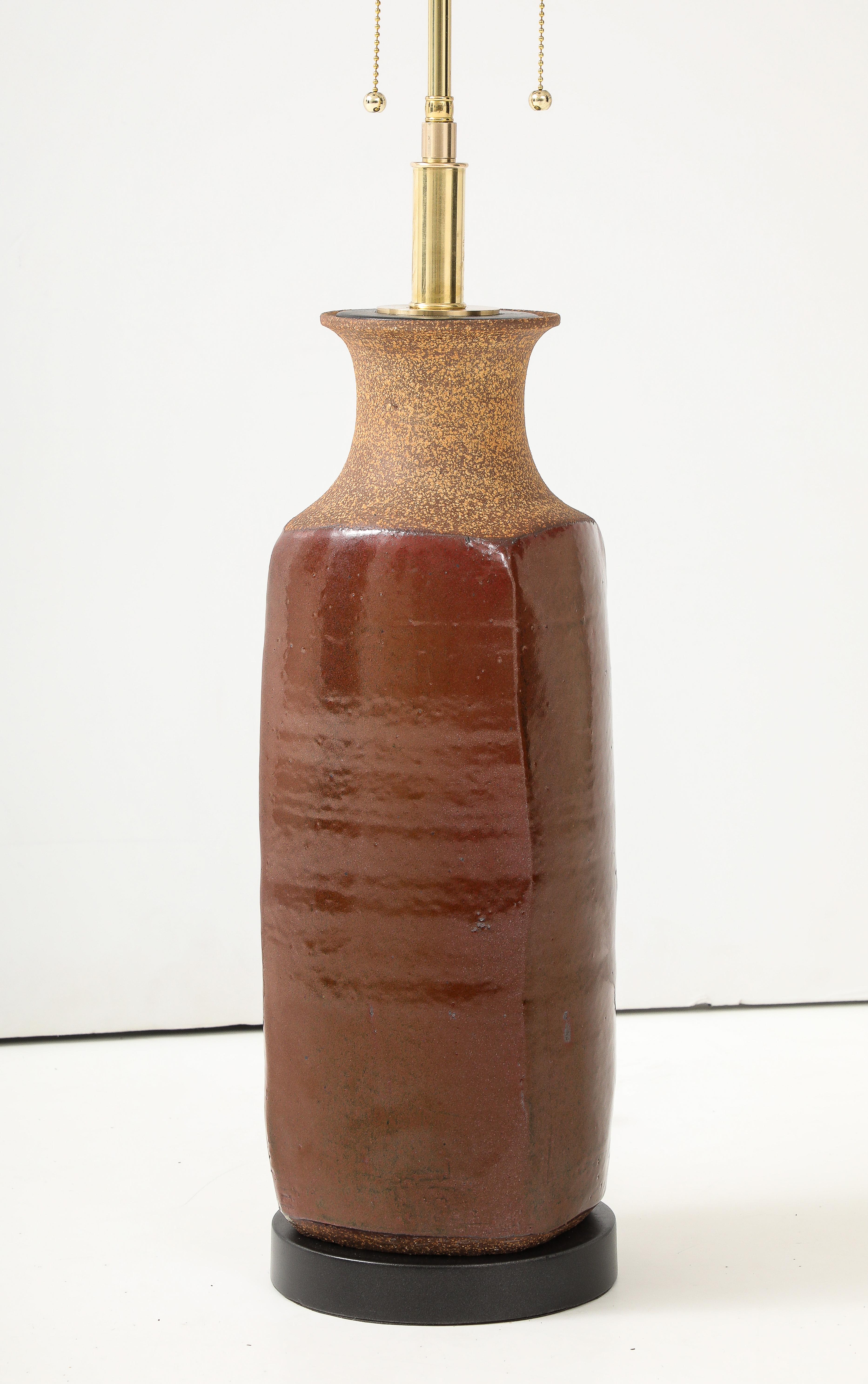 Grande lampe en poterie californienne des années 1970 par l'artiste céramiste The Brent Bennetts Bon état - En vente à New York, NY