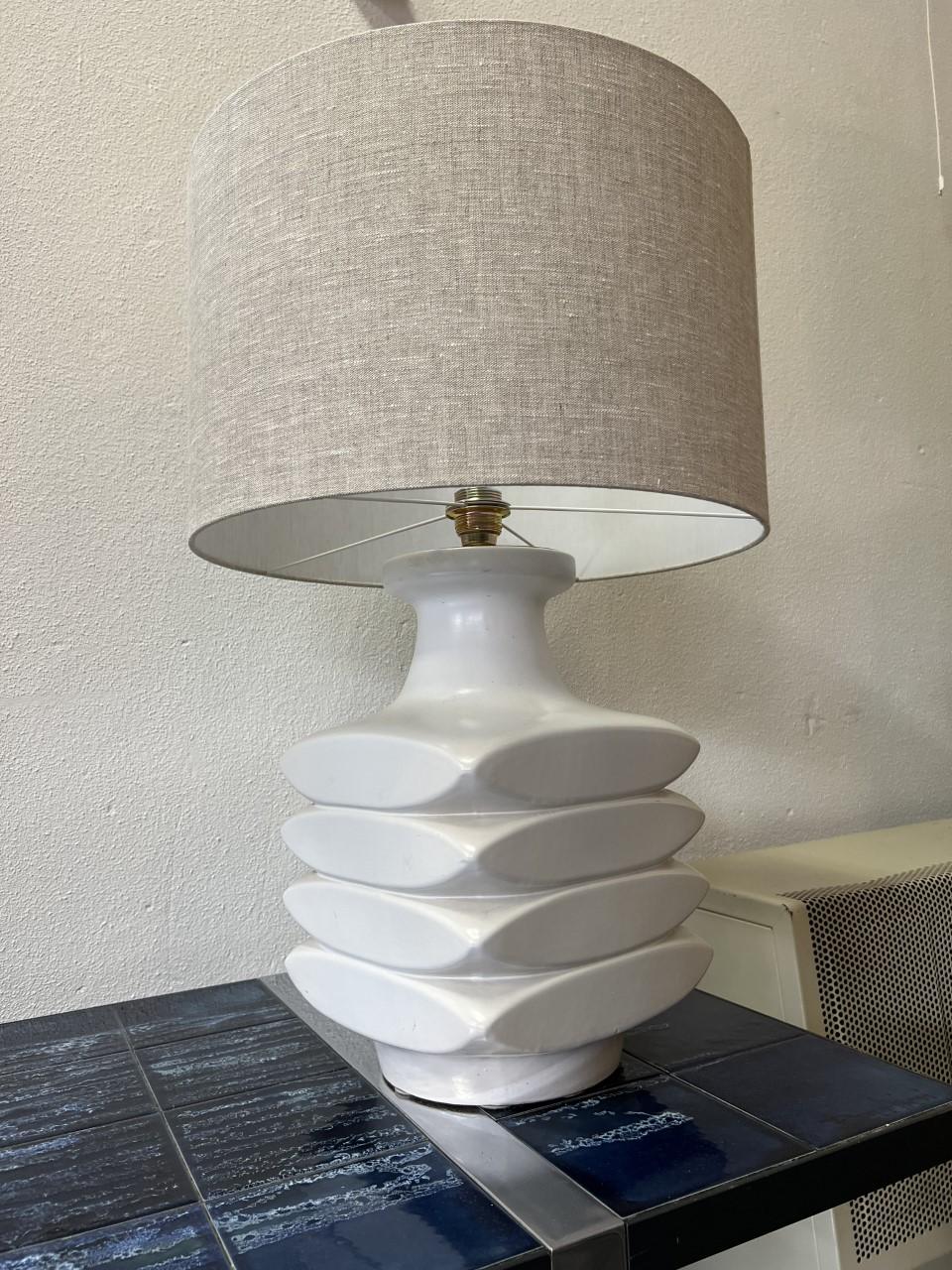 Large white ceramic table lamp designed by Cari Zalloni in the 1970s in a beautiful vintage condition.
Contemporary Brutalist design made in West-Germany.
Measures 28 x 28 x 42 cm without shade.
Lamp shade is not included.