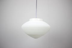 Grande lampada a sospensione di metà secolo in vetro opalino cecoslovacco Napako degli anni '70