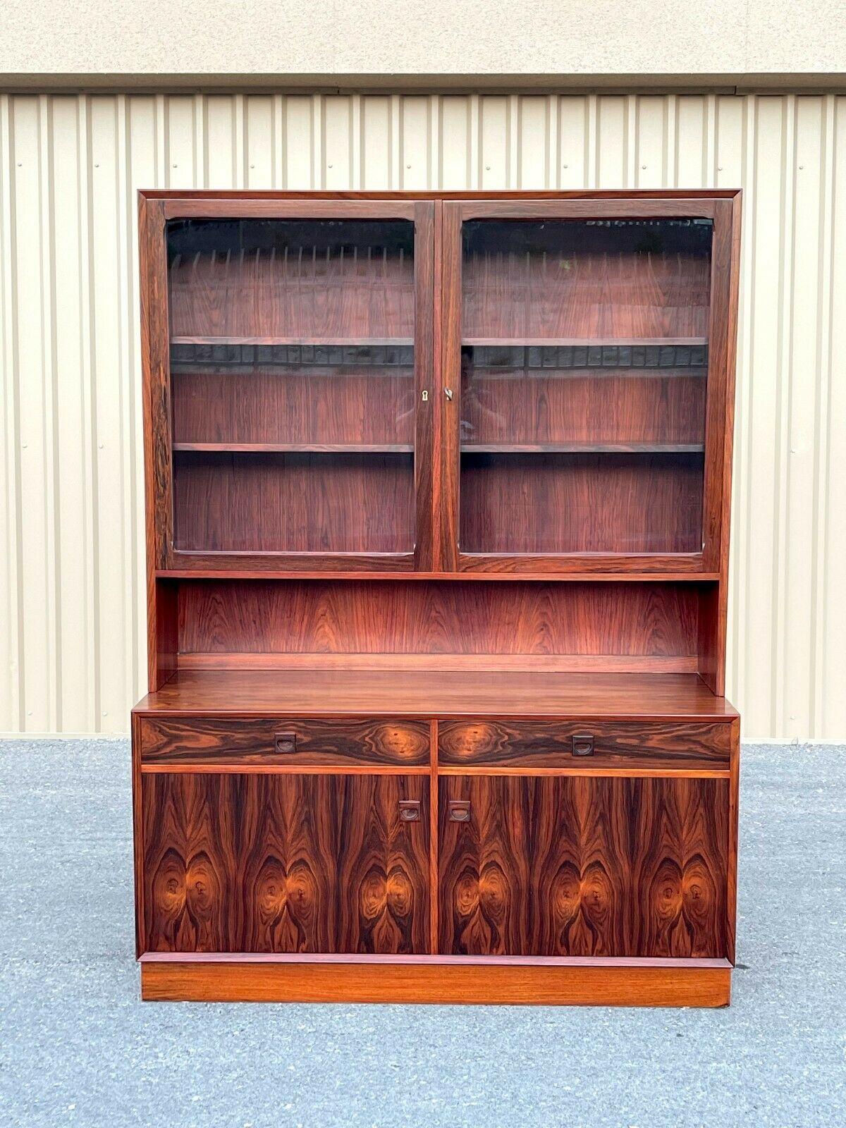 A Beautiful large Danish modern rosewood display cabinet in 2 parts, designed by Erik Brouer for Brouer Møbelfabrik, Denmark, in the 1970s. It has very stunning wood grain and is refined in every detail. It is very beautifully made with 2 cabinet