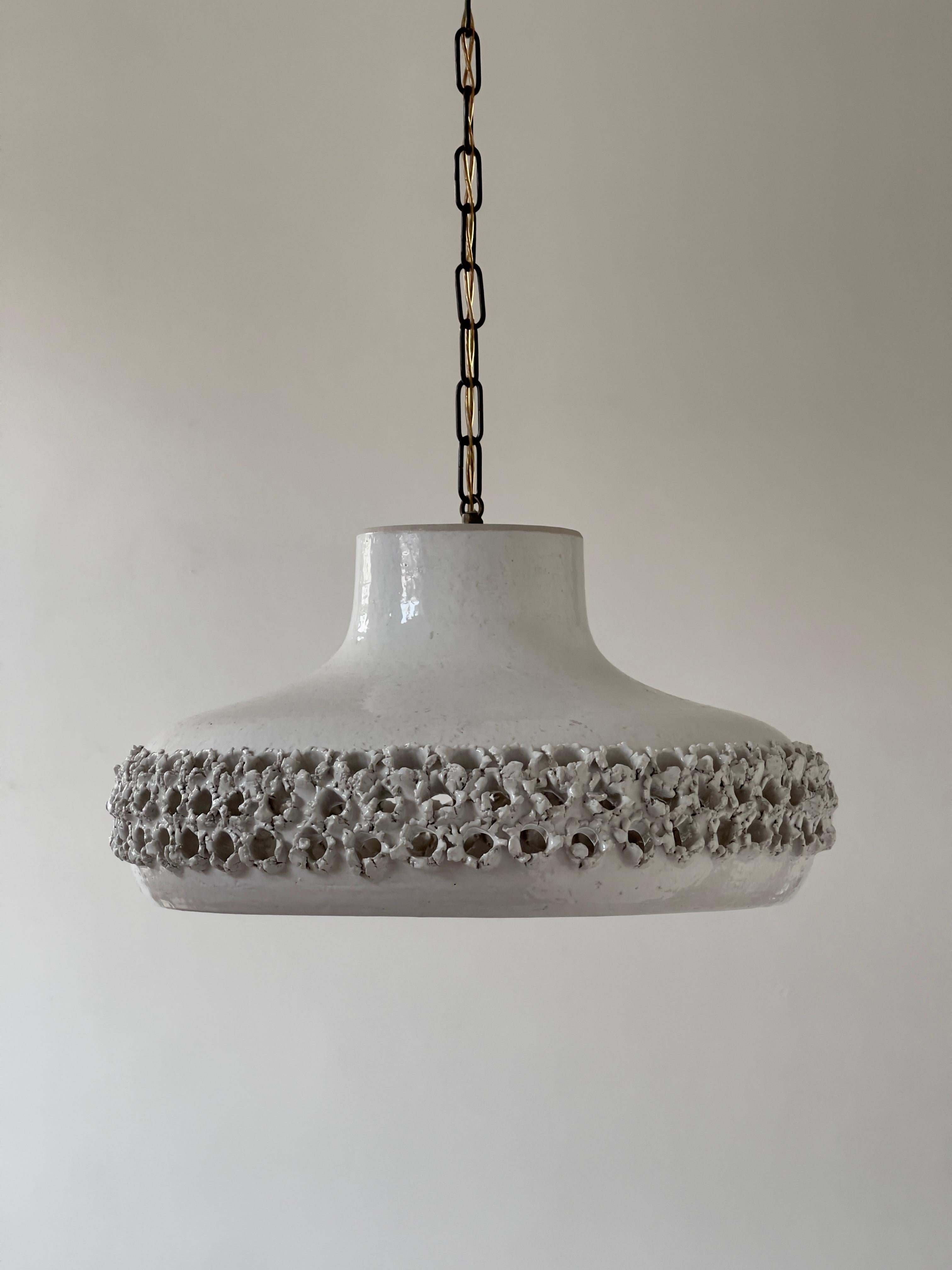 Grande pendente in gres danese degli anni '70 con smalto bianco Prodotto da Axella in vendita 6