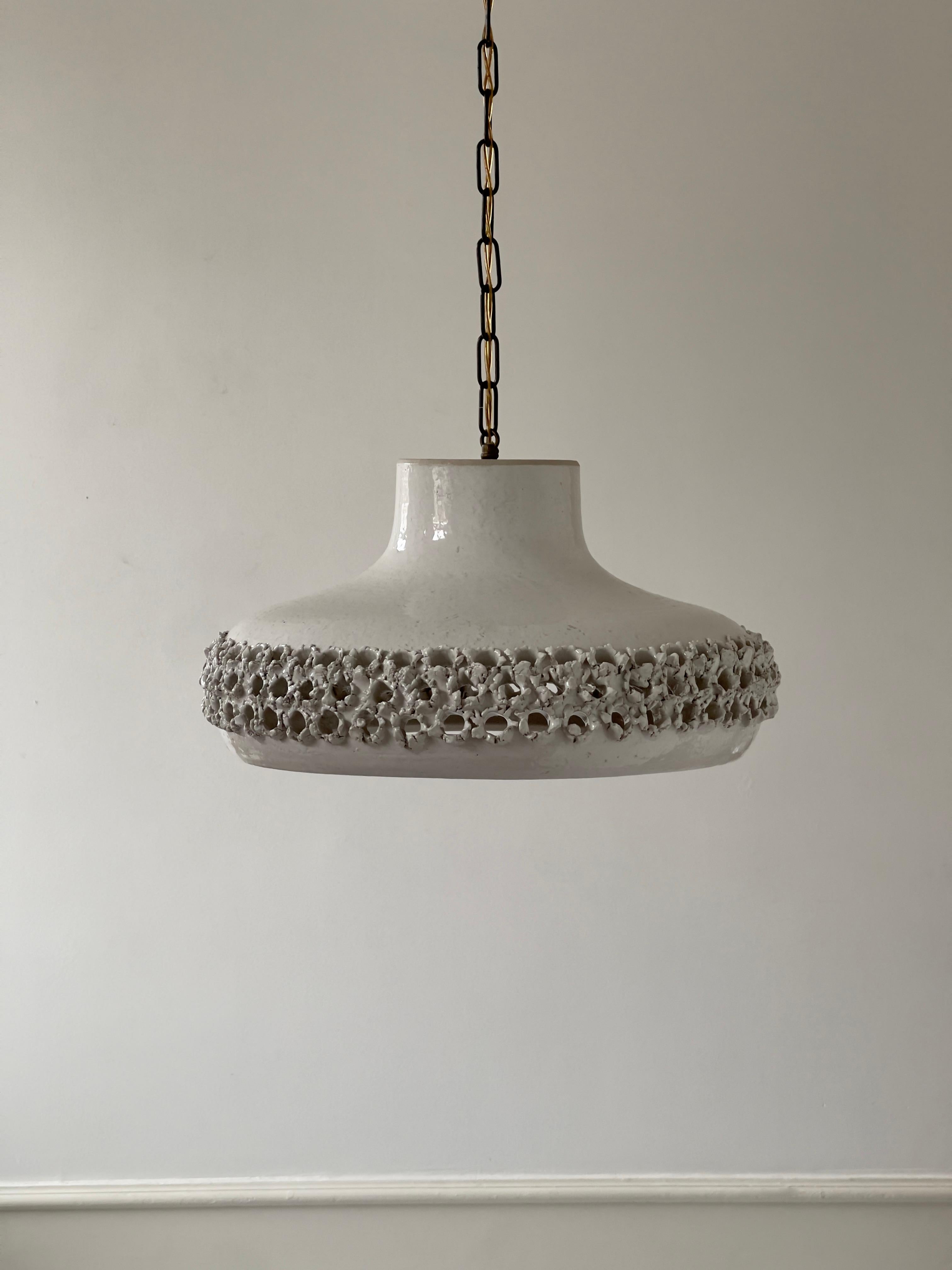 Mid-Century moderno Grande pendente in gres danese degli anni '70 con smalto bianco Prodotto da Axella in vendita
