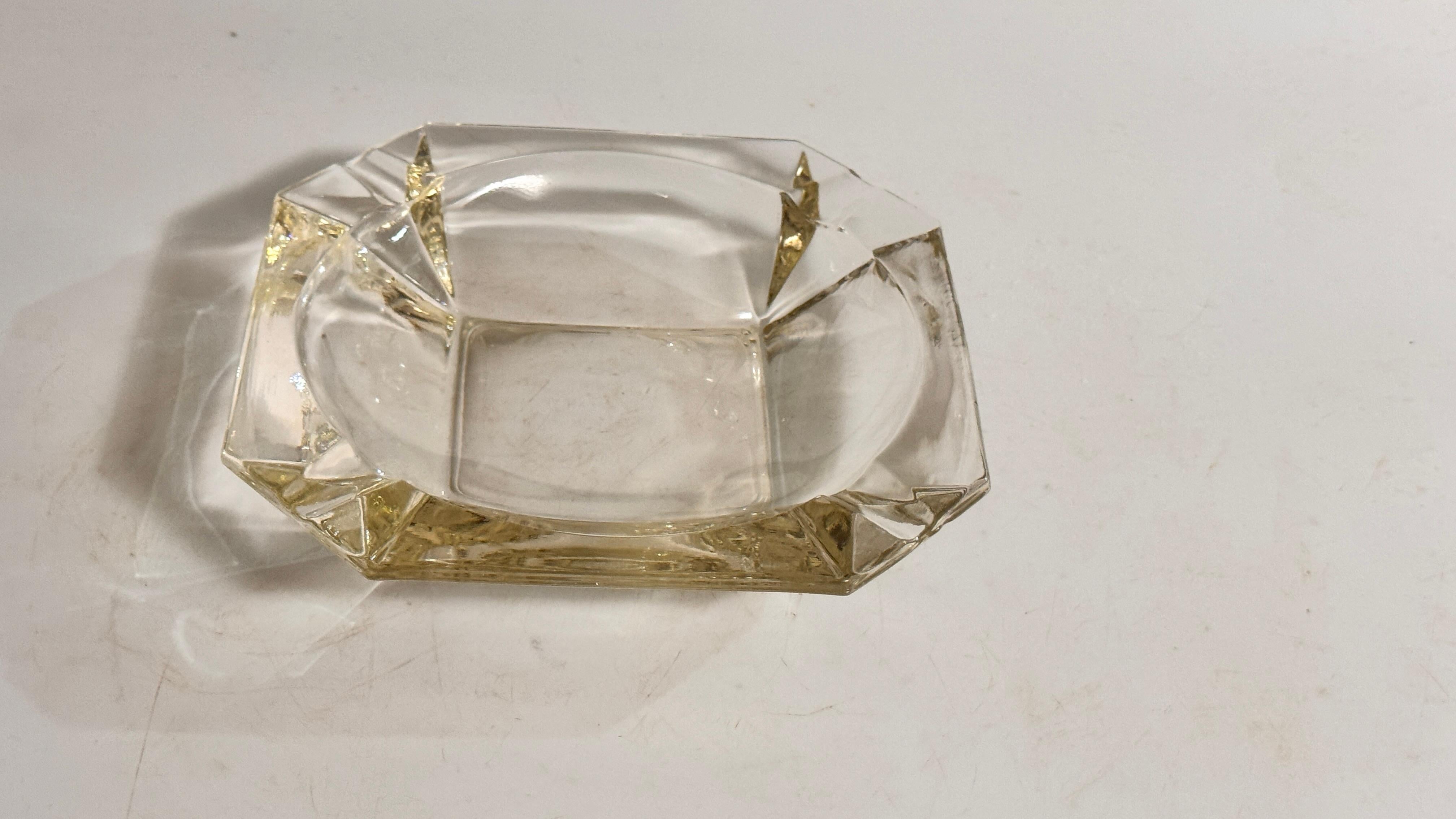 Français Grand cendrier en verre à facettes des années 1970 - Transparent avec des reflets jaunes en vente