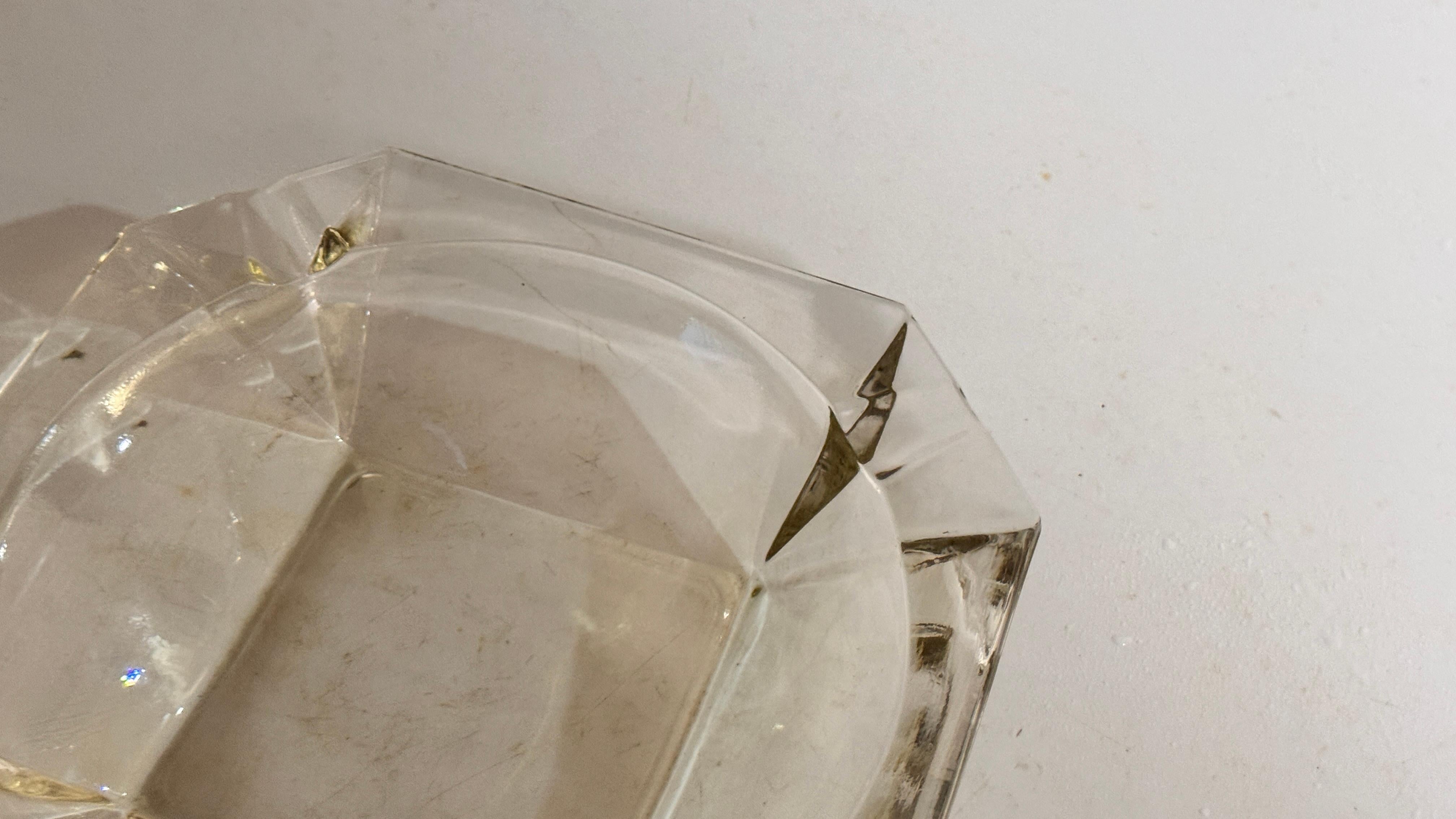 Moulé Grand cendrier en verre à facettes des années 1970 - Transparent avec des reflets jaunes en vente