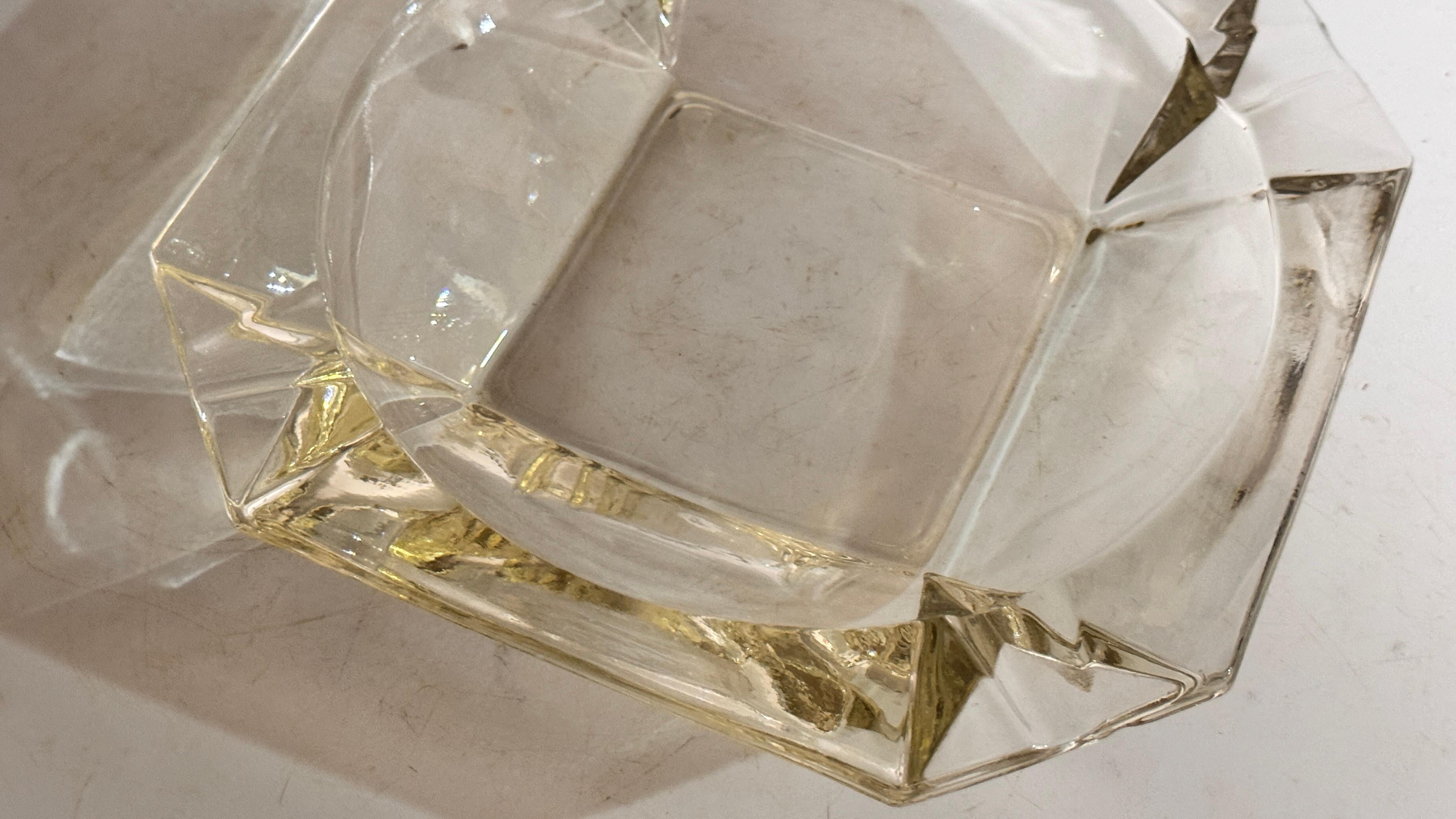 Grand cendrier en verre à facettes des années 1970 - Transparent avec des reflets jaunes Bon état - En vente à Auribeau sur Siagne, FR