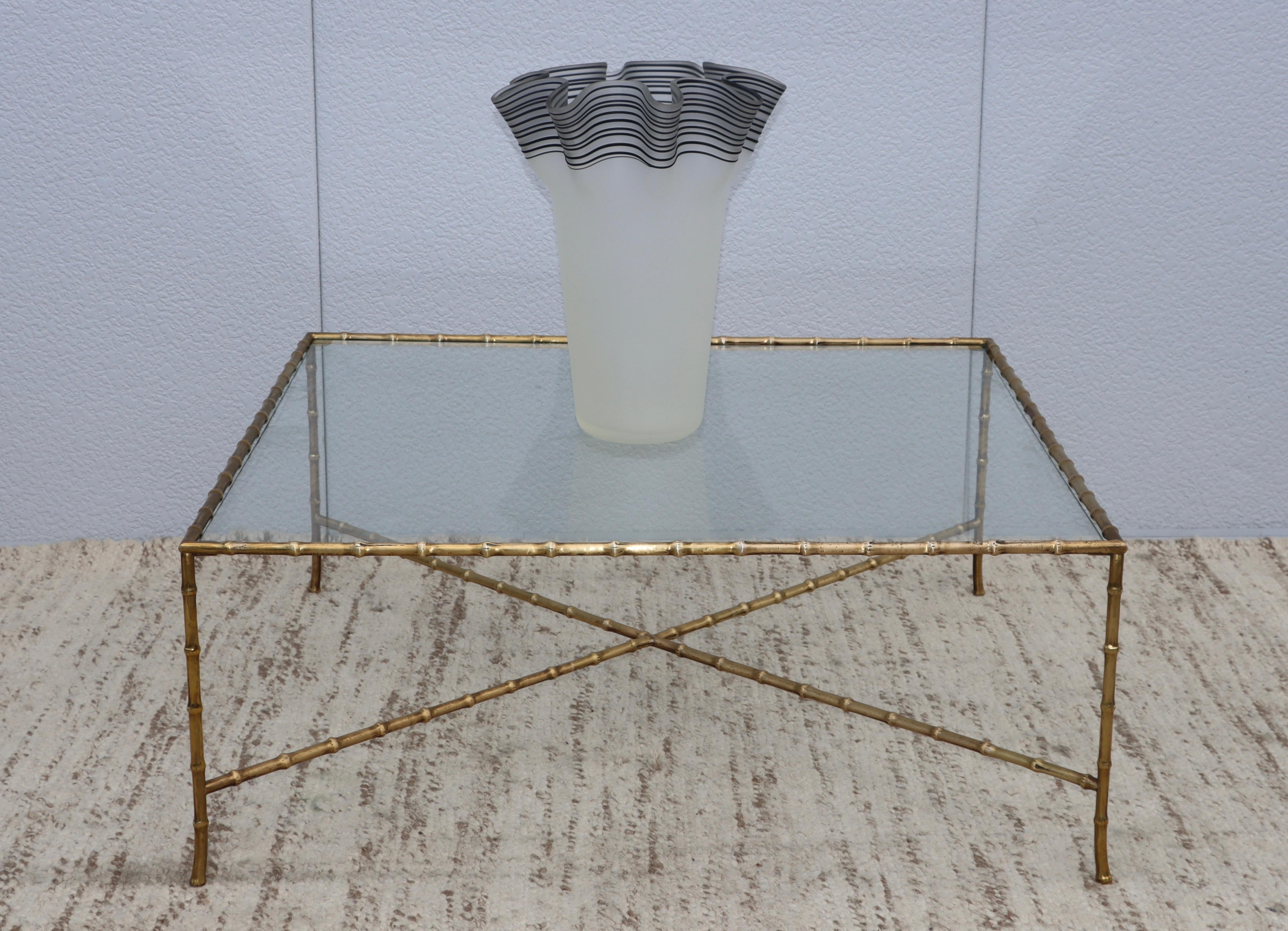 Grande vaso italiano a fazzoletto in vetro smerigliato degli anni '70, in condizioni originali vintage con lievi segni di usura e patina dovuti all'età e all'uso.