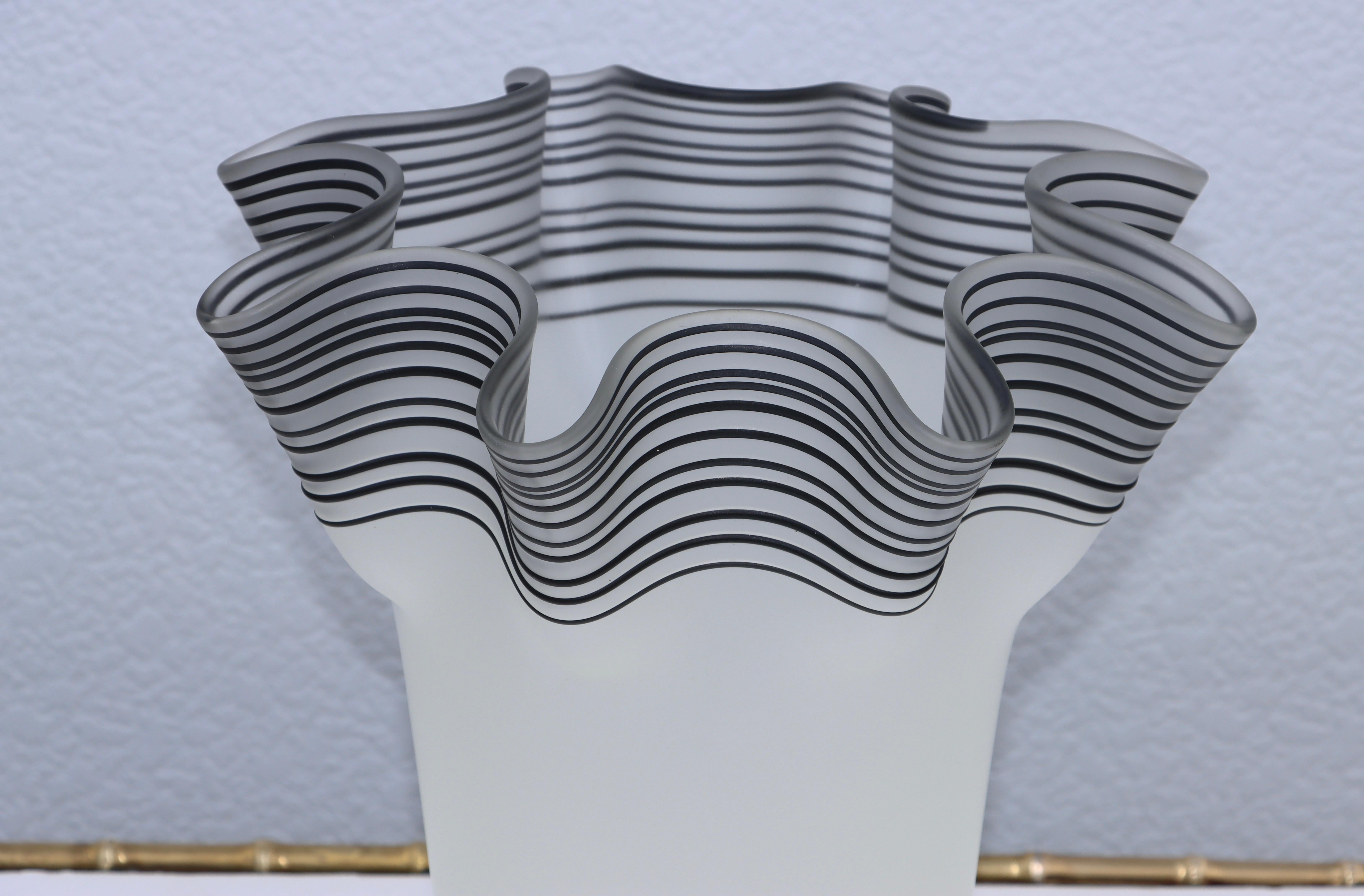 Italiano Grande vaso italiano a fazzoletto di vetro smerigliato degli anni '70 in vendita