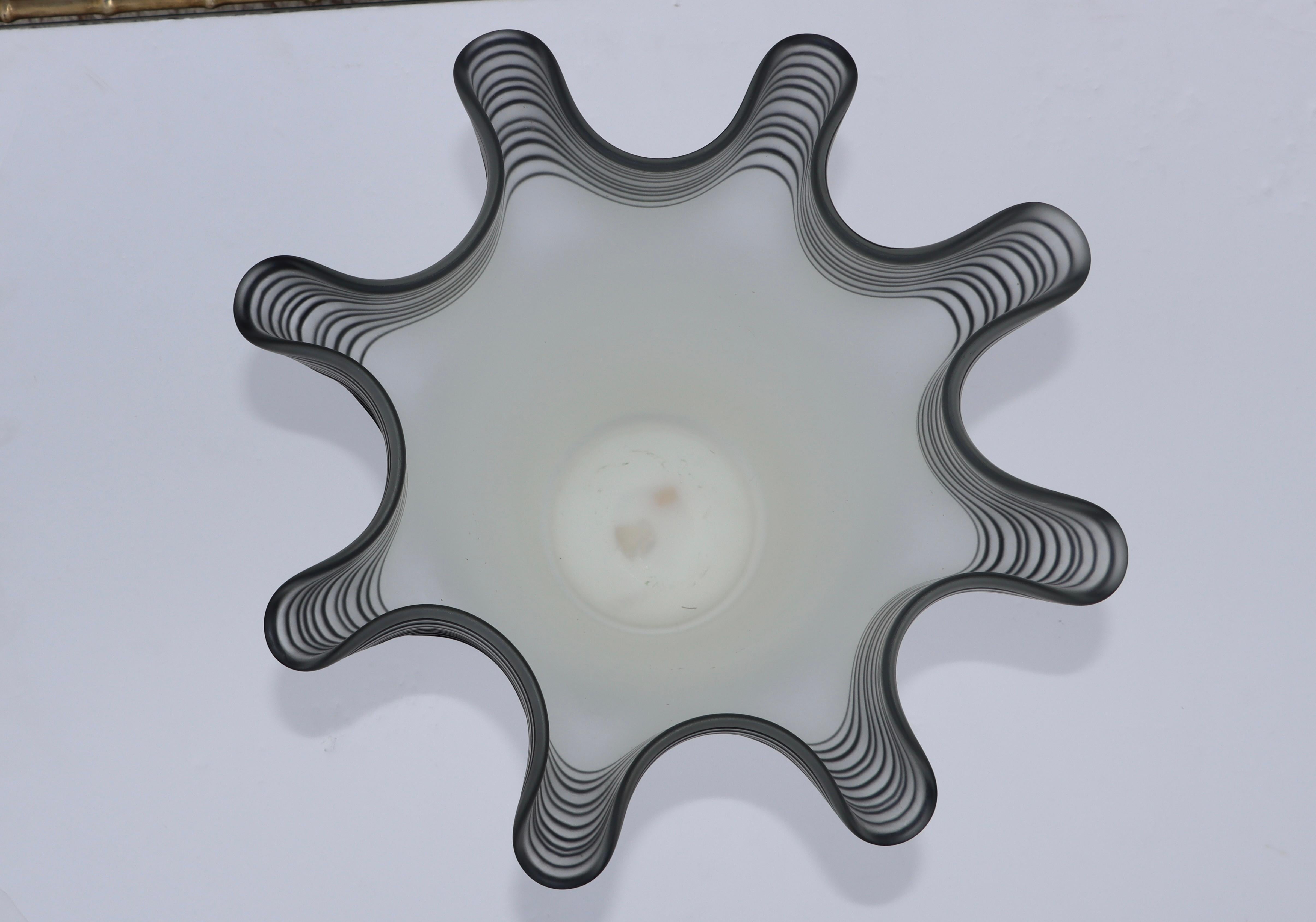 Fine XX secolo Grande vaso italiano a fazzoletto di vetro smerigliato degli anni '70 in vendita