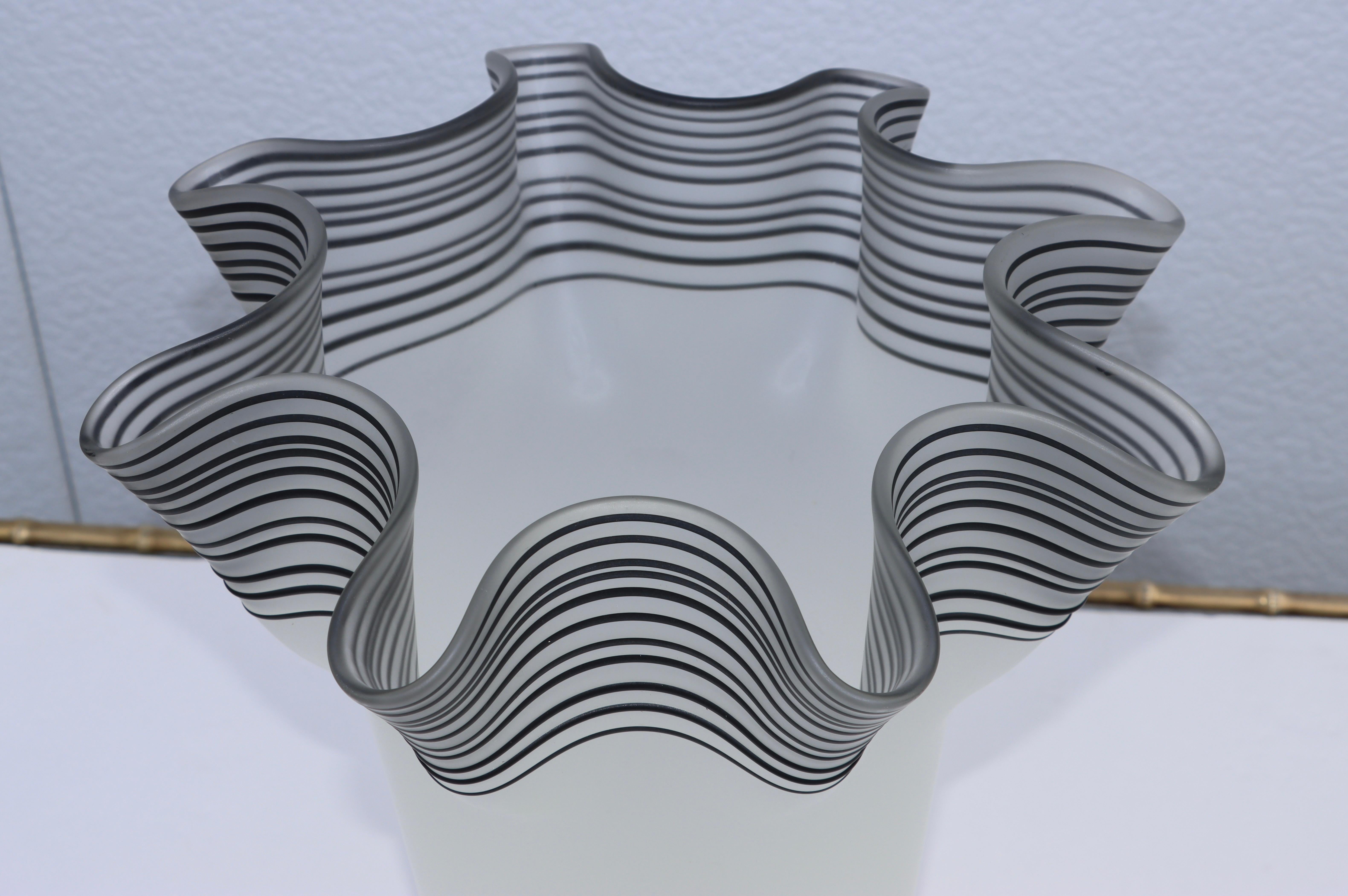 Vetro artistico Grande vaso italiano a fazzoletto di vetro smerigliato degli anni '70 in vendita