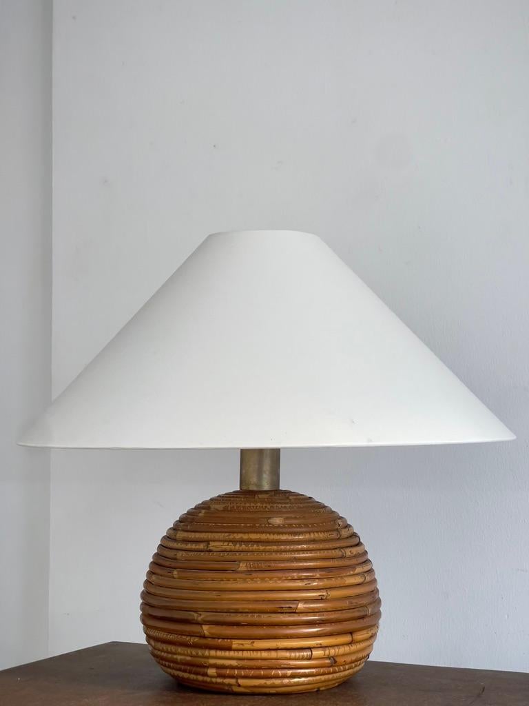 Gran lámpara de sobremesa Gabriella Crespi de los años 70, de ratán y latón. Italiano en venta