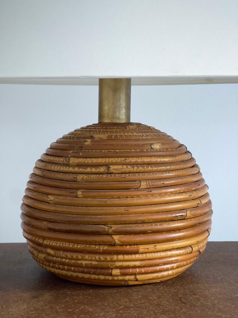 Gran lámpara de sobremesa Gabriella Crespi de los años 70, de ratán y latón. Hecho a mano en venta