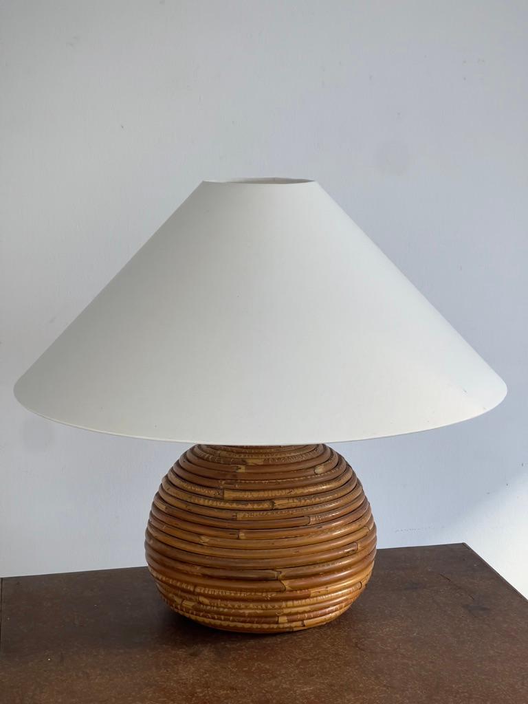 Gran lámpara de sobremesa Gabriella Crespi de los años 70, de ratán y latón. finales del siglo XX en venta