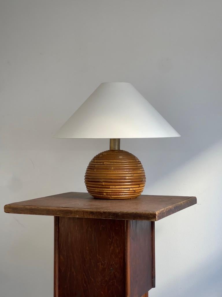 Gran lámpara de sobremesa Gabriella Crespi de los años 70, de ratán y latón. Latón en venta