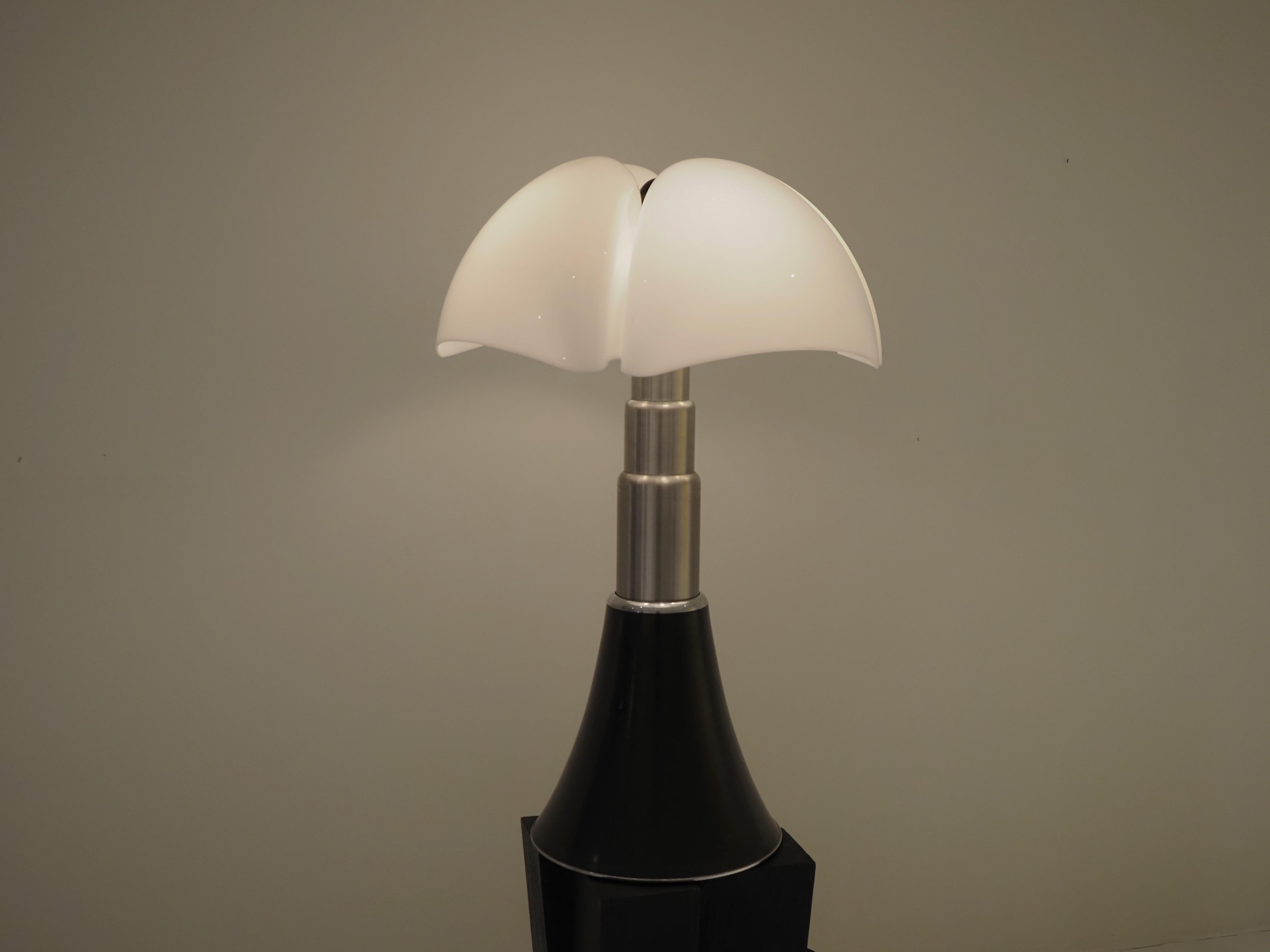 Large 1970's Gae Aulenti Pipistrello model 620 In Good Condition In Diest, BE