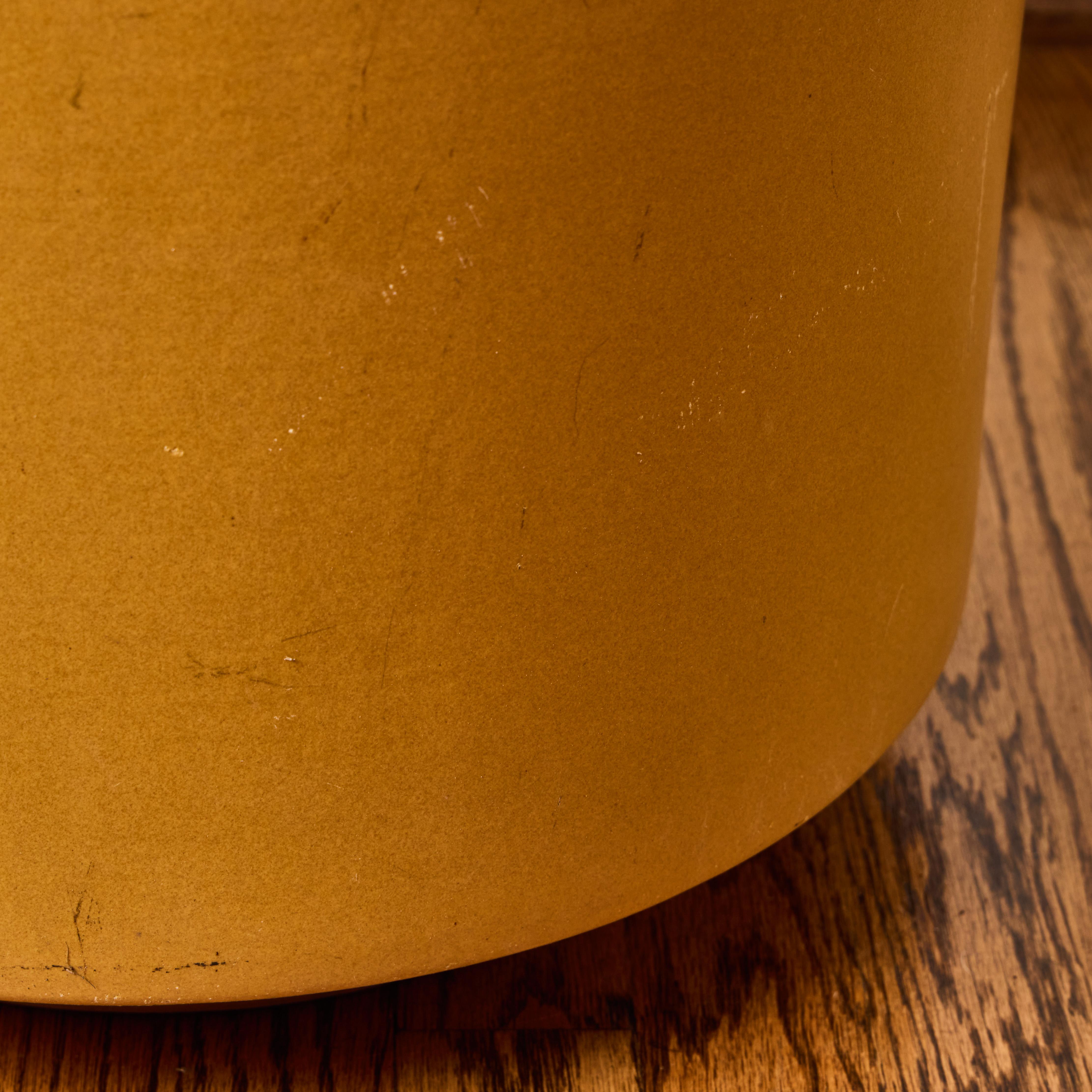 Grande fioriera in ceramica smaltata giallo senape Gainey degli anni '70 in vendita 1