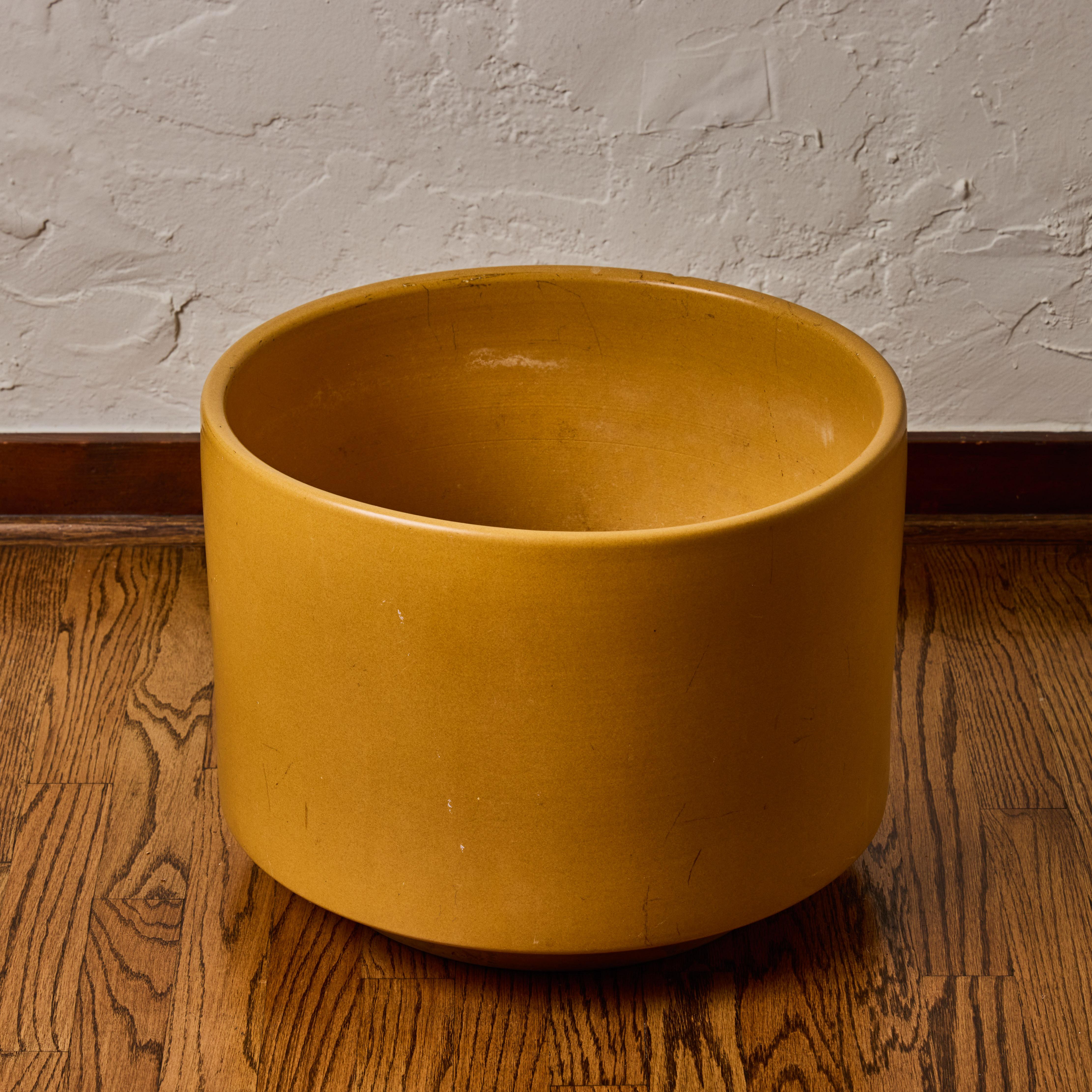 Grande fioriera in ceramica smaltata giallo senape Gainey degli anni '70 in vendita 2