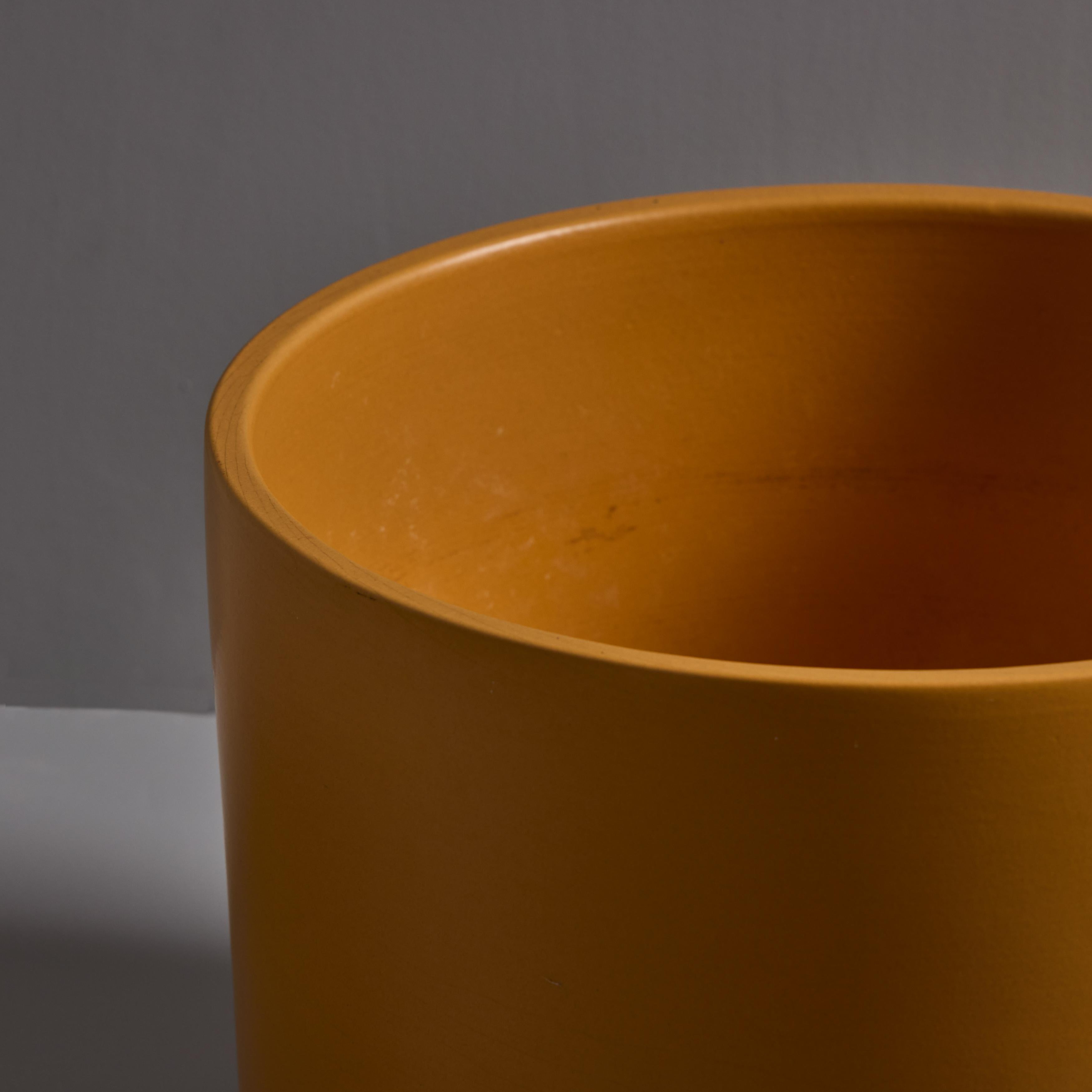 Grande jardinière en céramique émaillée jaune moutarde Gainey des années 1970 en vente 3