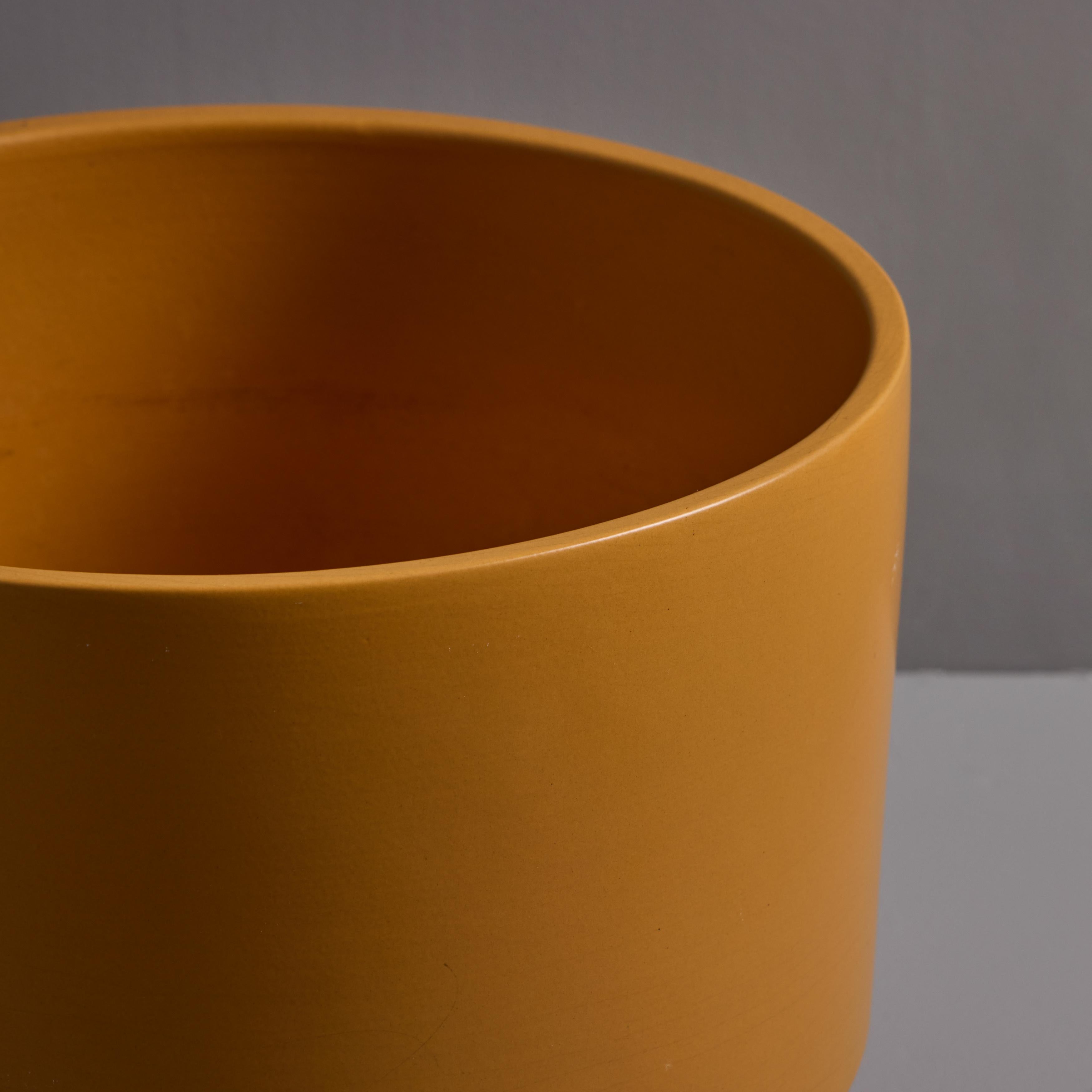 Grande jardinière en céramique émaillée jaune moutarde Gainey des années 1970 en vente 4
