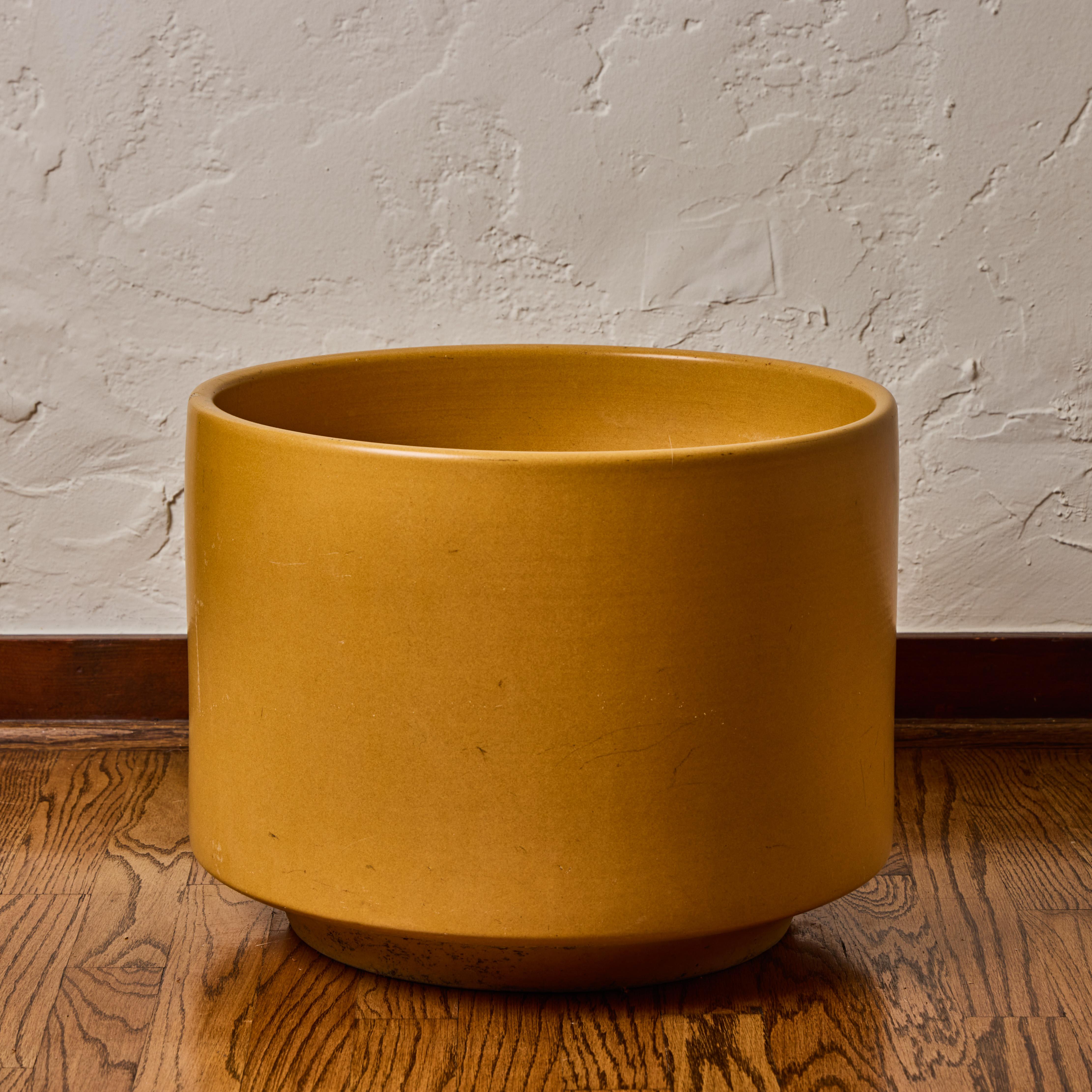 Mid-Century moderno Grande fioriera in ceramica smaltata giallo senape Gainey degli anni '70 in vendita