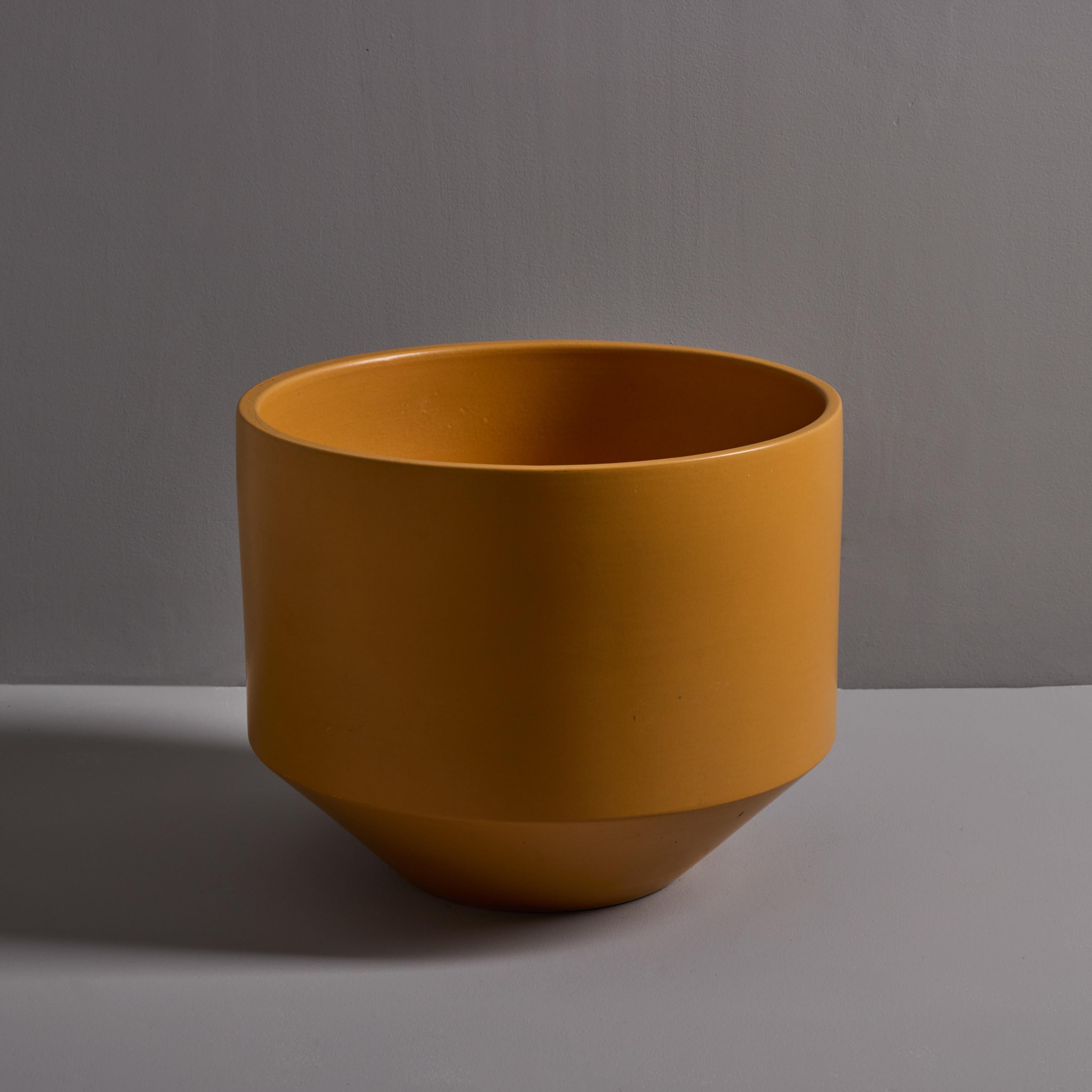 Mid-Century Modern Grande jardinière en céramique émaillée jaune moutarde Gainey des années 1970 en vente