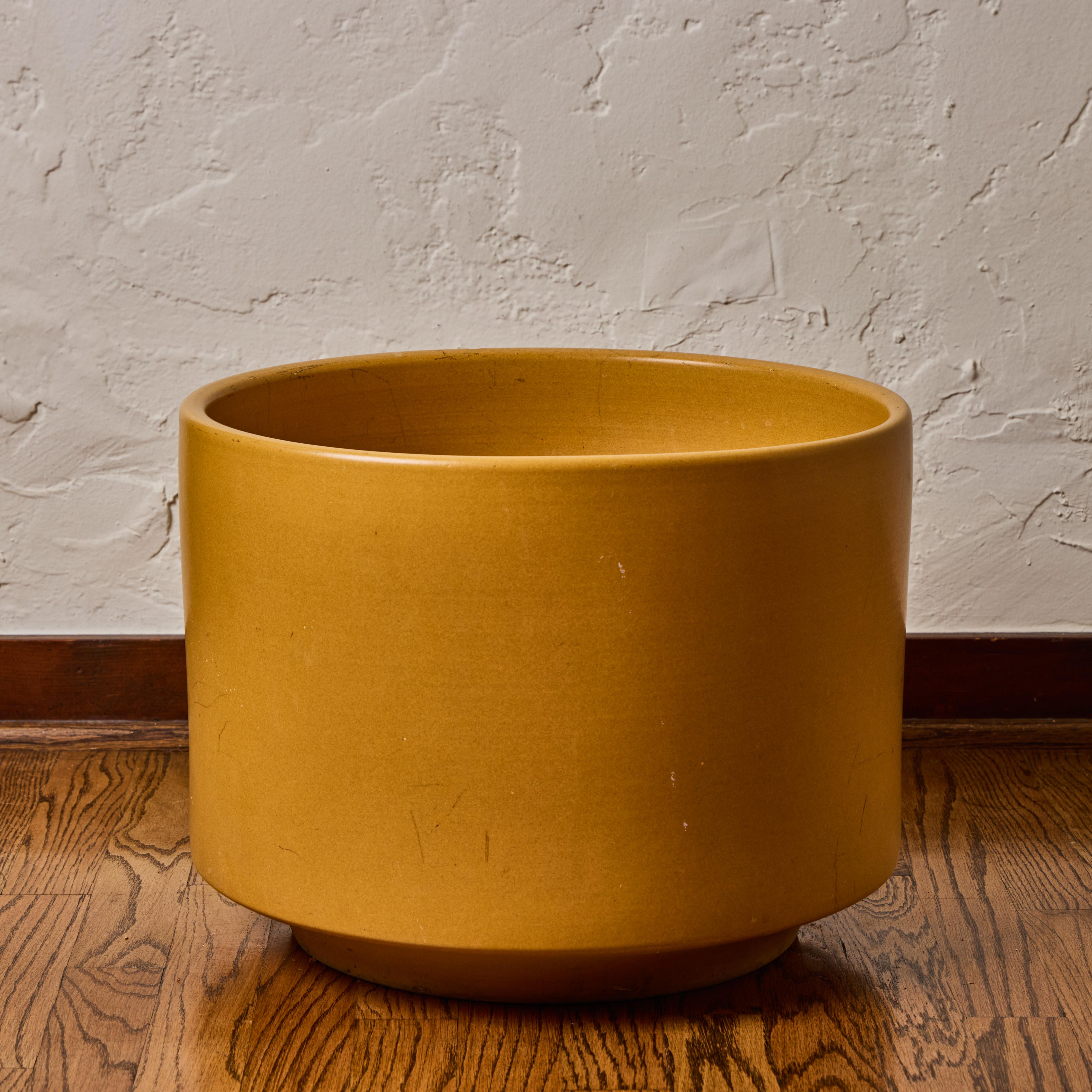 Americano Grande fioriera in ceramica smaltata giallo senape Gainey degli anni '70 in vendita