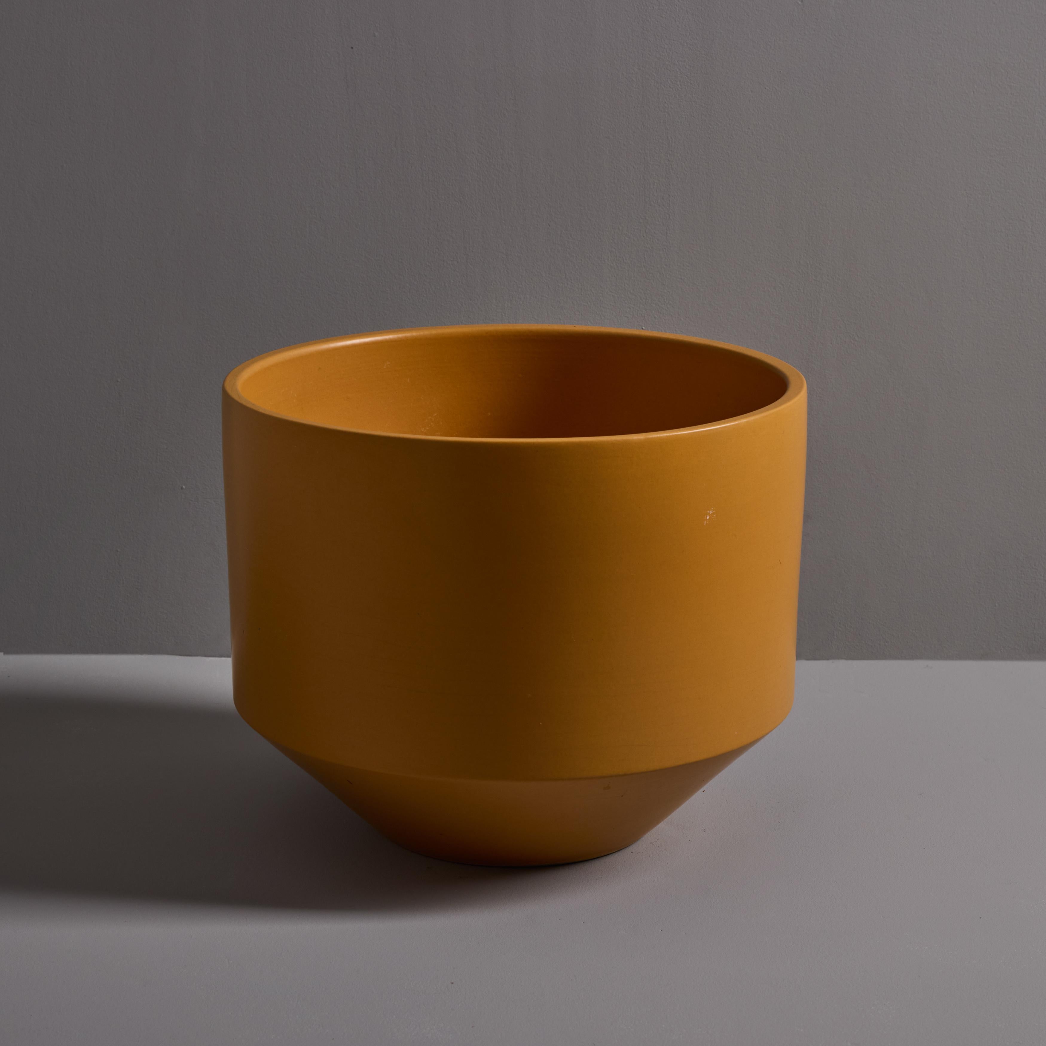 Américain Grande jardinière en céramique émaillée jaune moutarde Gainey des années 1970 en vente