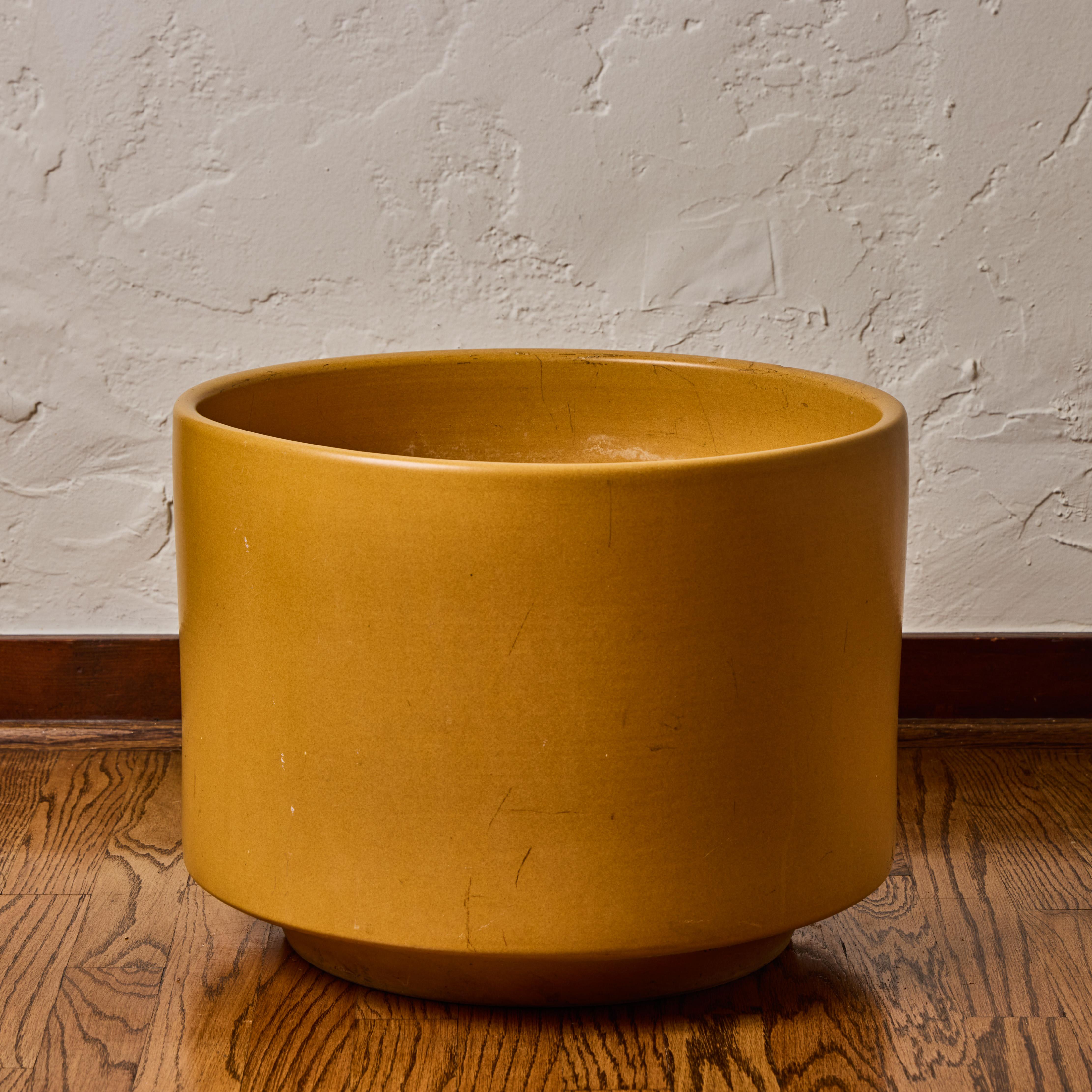 Smaltato Grande fioriera in ceramica smaltata giallo senape Gainey degli anni '70 in vendita